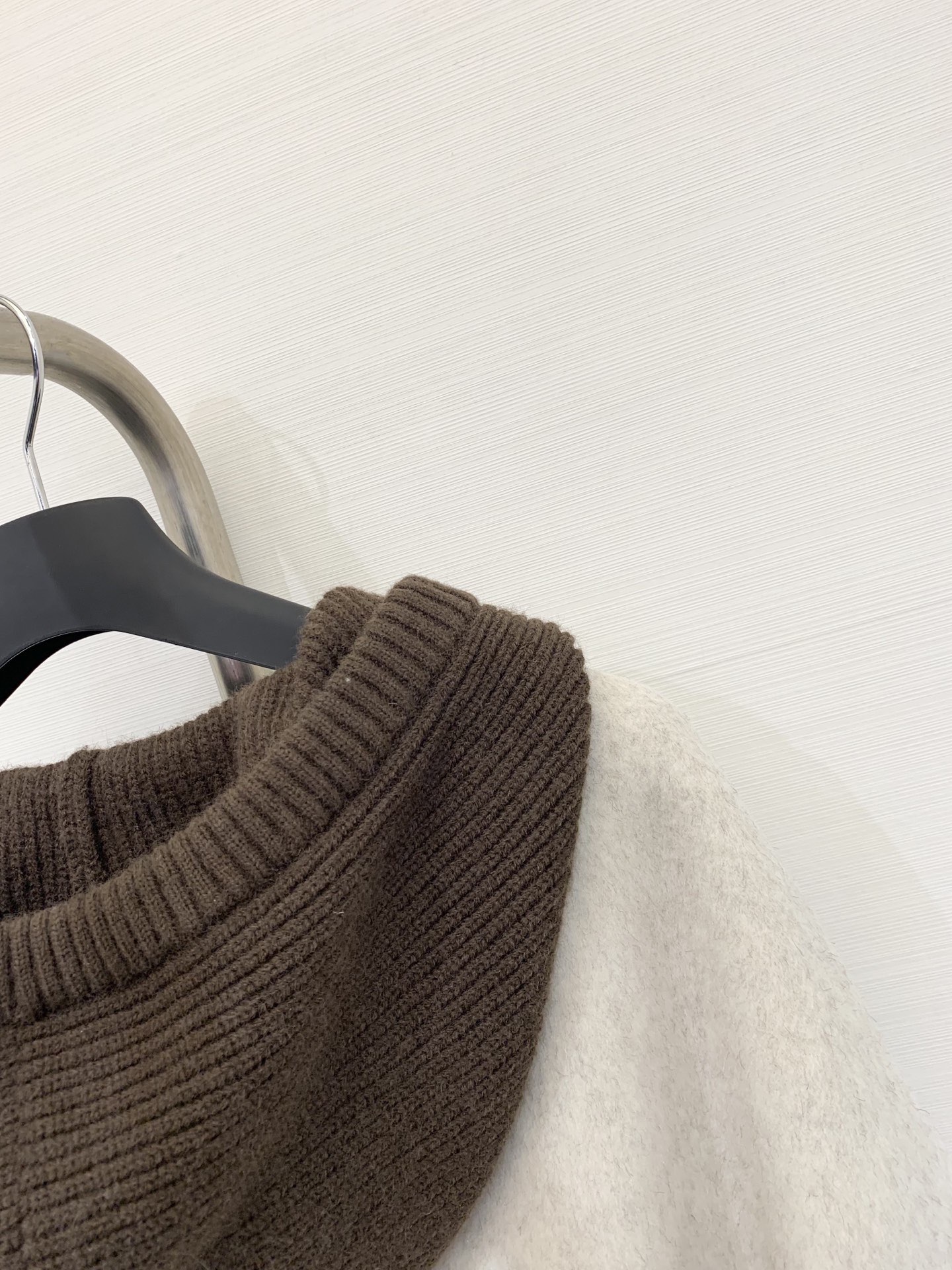 MM6 25秋冬最新款 拼接毛线帽连帽短款双面羊毛大外套 撞色拼接粗针针线帽子设计感很赞 经典时髦又休闲