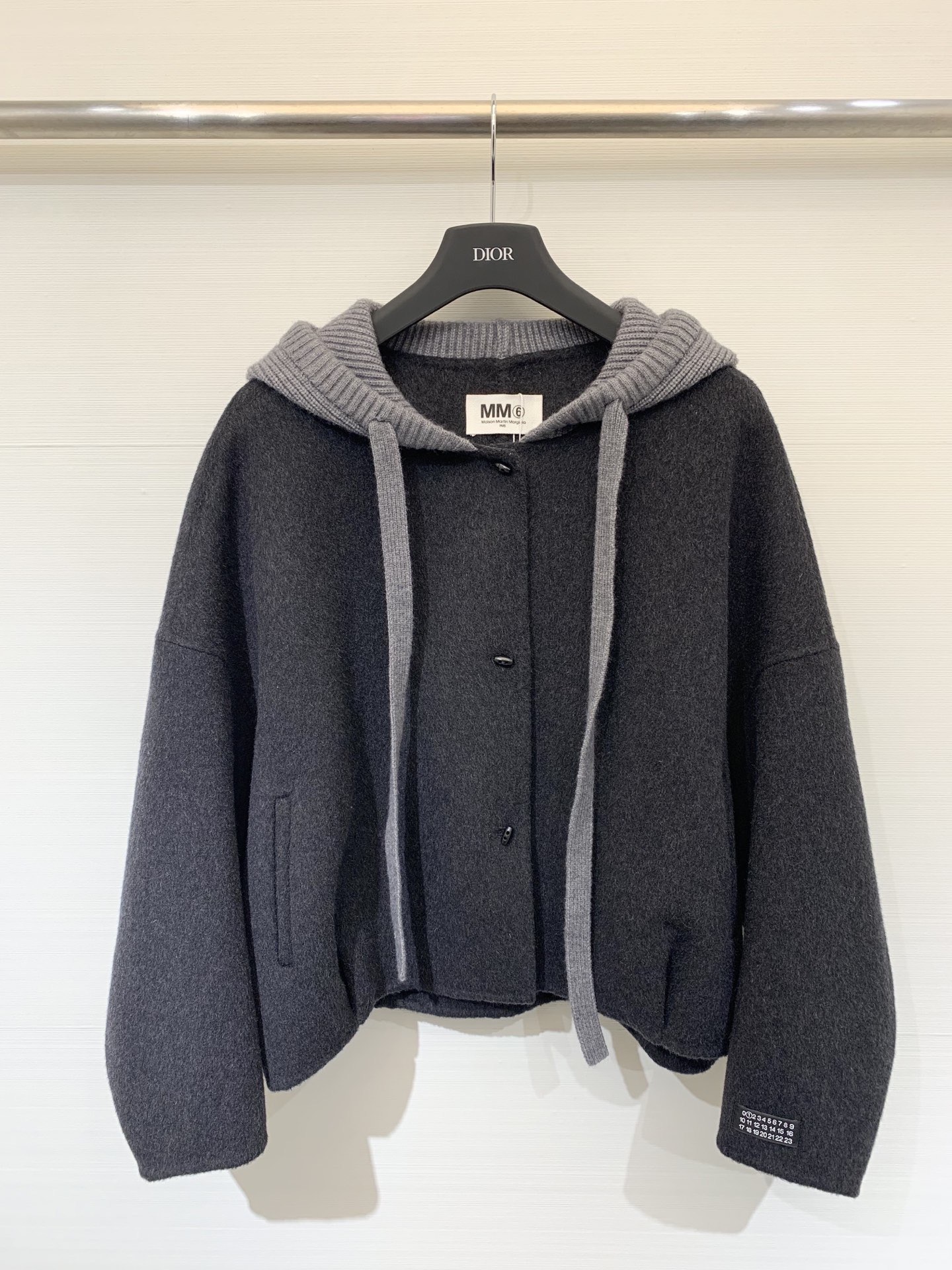 NO:502775,MM6, 25 autumn and winter latest model, spliced ​​wool hat, hooded short double-sided wool jacket, contrasting color spliced ​​thick needle needle and thread hat, very good design, classic fashionable and casual, two-color sml,,masion margiela,jackets & coats,hats,alexander wang19860909配防尘袋MM6 25秋冬最新款 拼接毛线帽连帽短款双面羊毛大外套 撞色拼接粗针针线帽子设计感很赞 经典时髦又休闲 两色sml,,masion margiela,jackets & coats,hats,alexander wang,Women's clothing