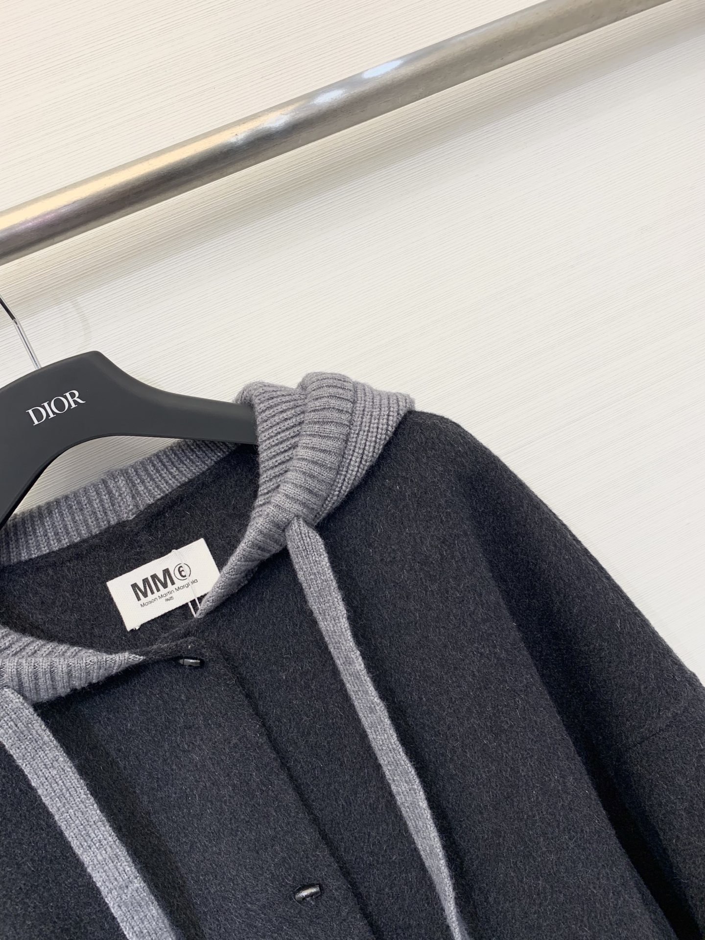 MM6 25秋冬最新款 拼接毛线帽连帽短款双面羊毛大外套 撞色拼接粗针针线帽子设计感很赞 经典时髦又休闲