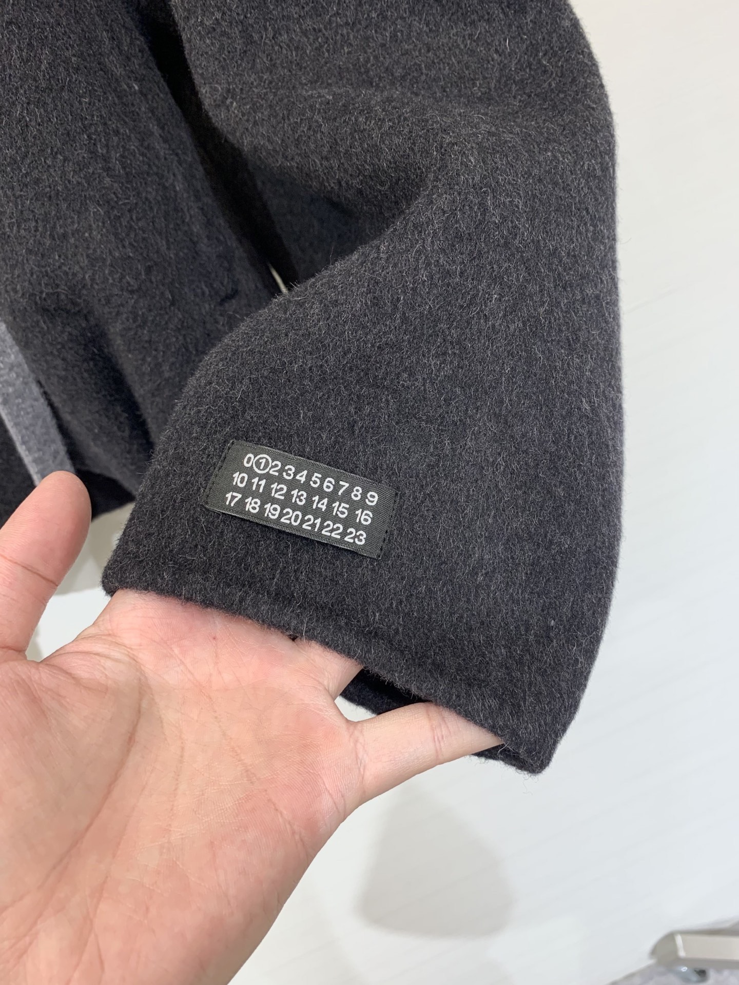 MM6 25秋冬最新款 拼接毛线帽连帽短款双面羊毛大外套 撞色拼接粗针针线帽子设计感很赞 经典时髦又休闲