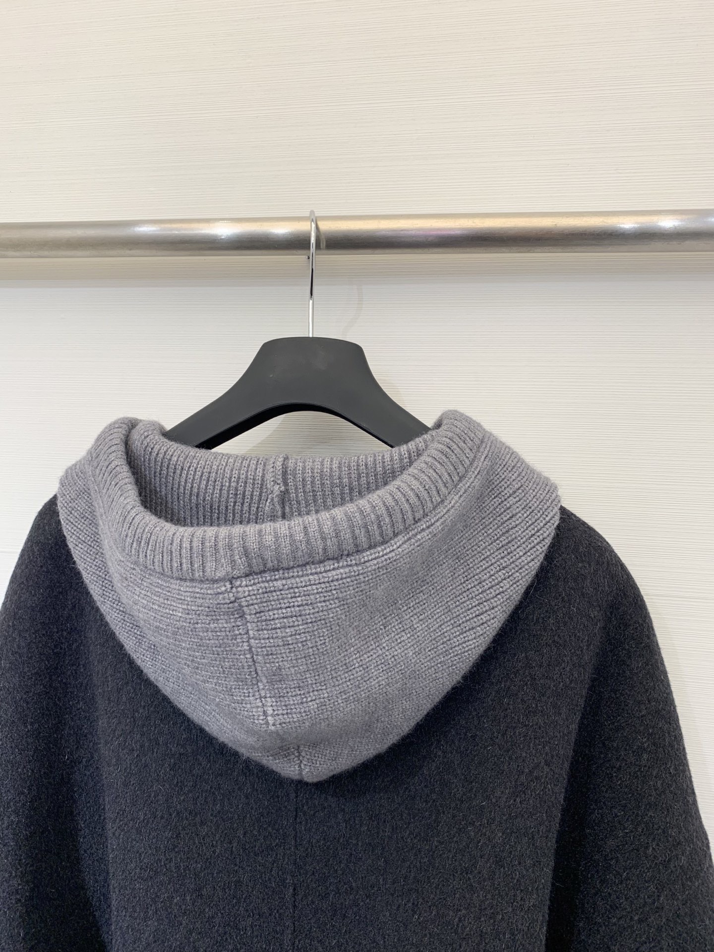 MM6 25秋冬最新款 拼接毛线帽连帽短款双面羊毛大外套 撞色拼接粗针针线帽子设计感很赞 经典时髦又休闲