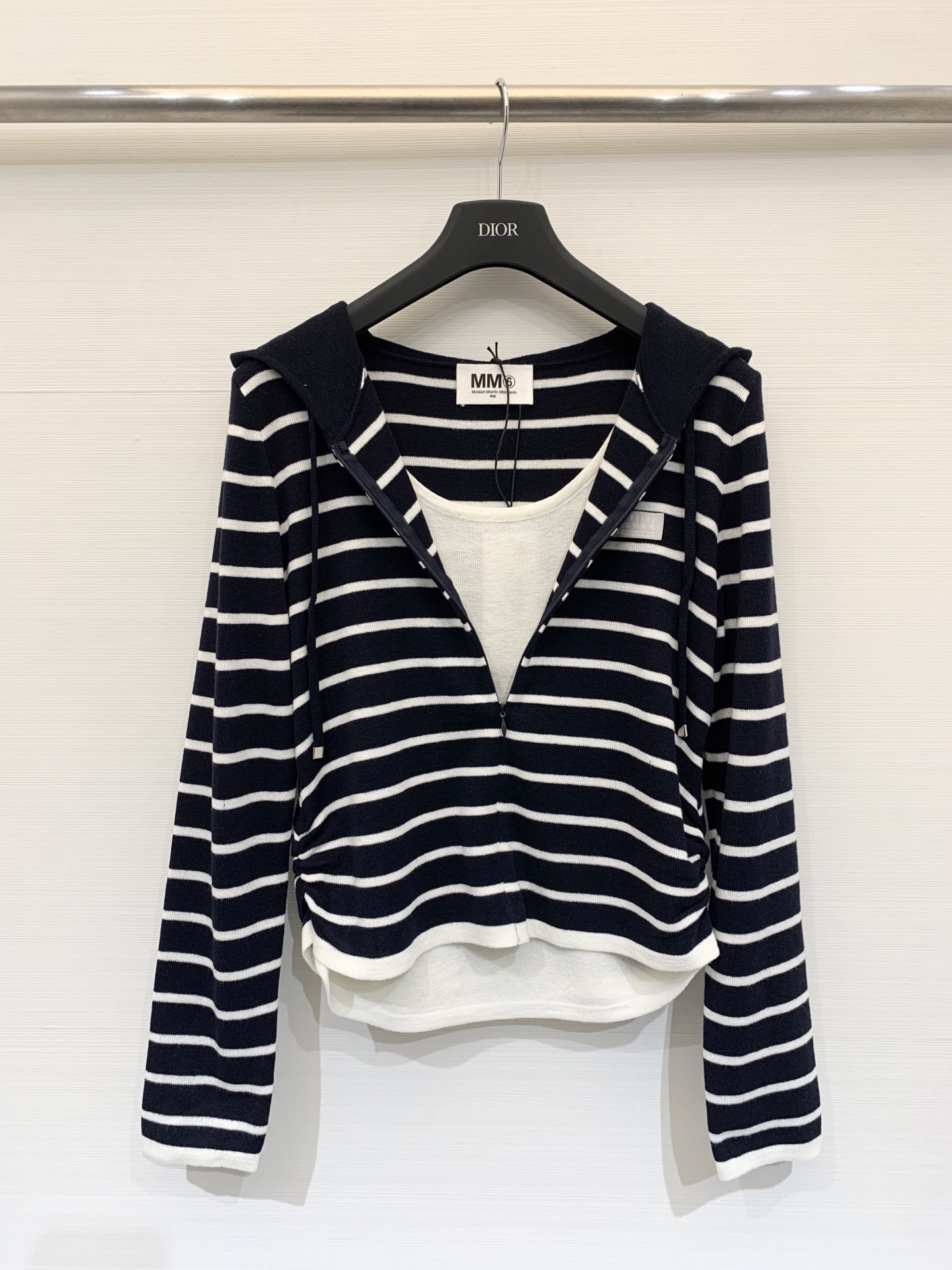 MM6 25秋冬新款 假两件条纹连帽针织长袖 设计感满满 腰部做了拉褶设计 上身更加贴肤显身材 假两件设