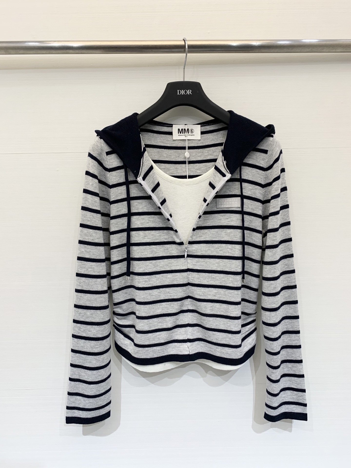 MM6 25秋冬新款 假两件条纹连帽针织长袖 设计感满满 腰部做了拉褶设计 上身更加贴肤显身材 假两件设