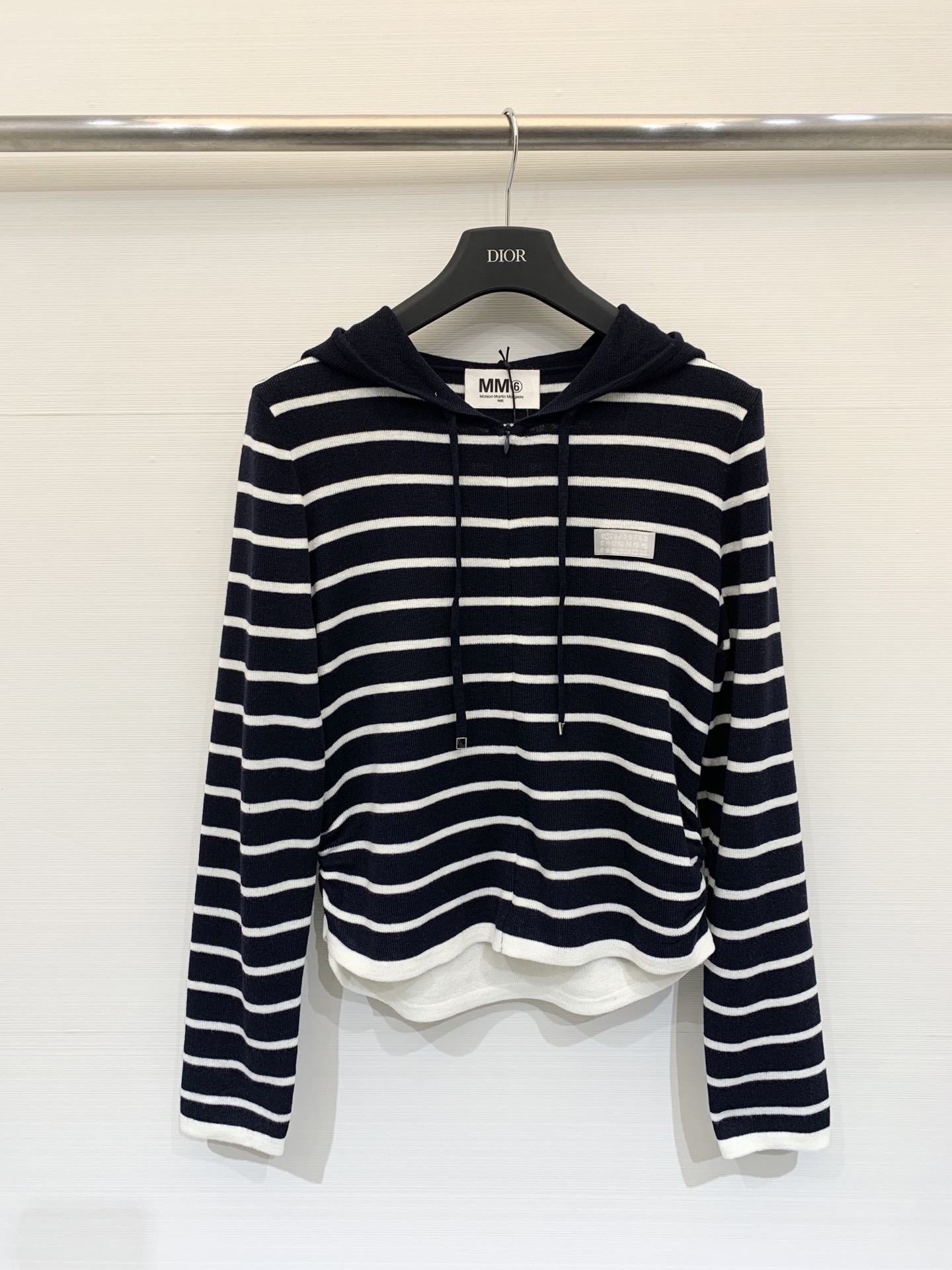 MM6 25秋冬新款 假两件条纹连帽针织长袖 设计感满满 腰部做了拉褶设计 上身更加贴肤显身材 假两件设