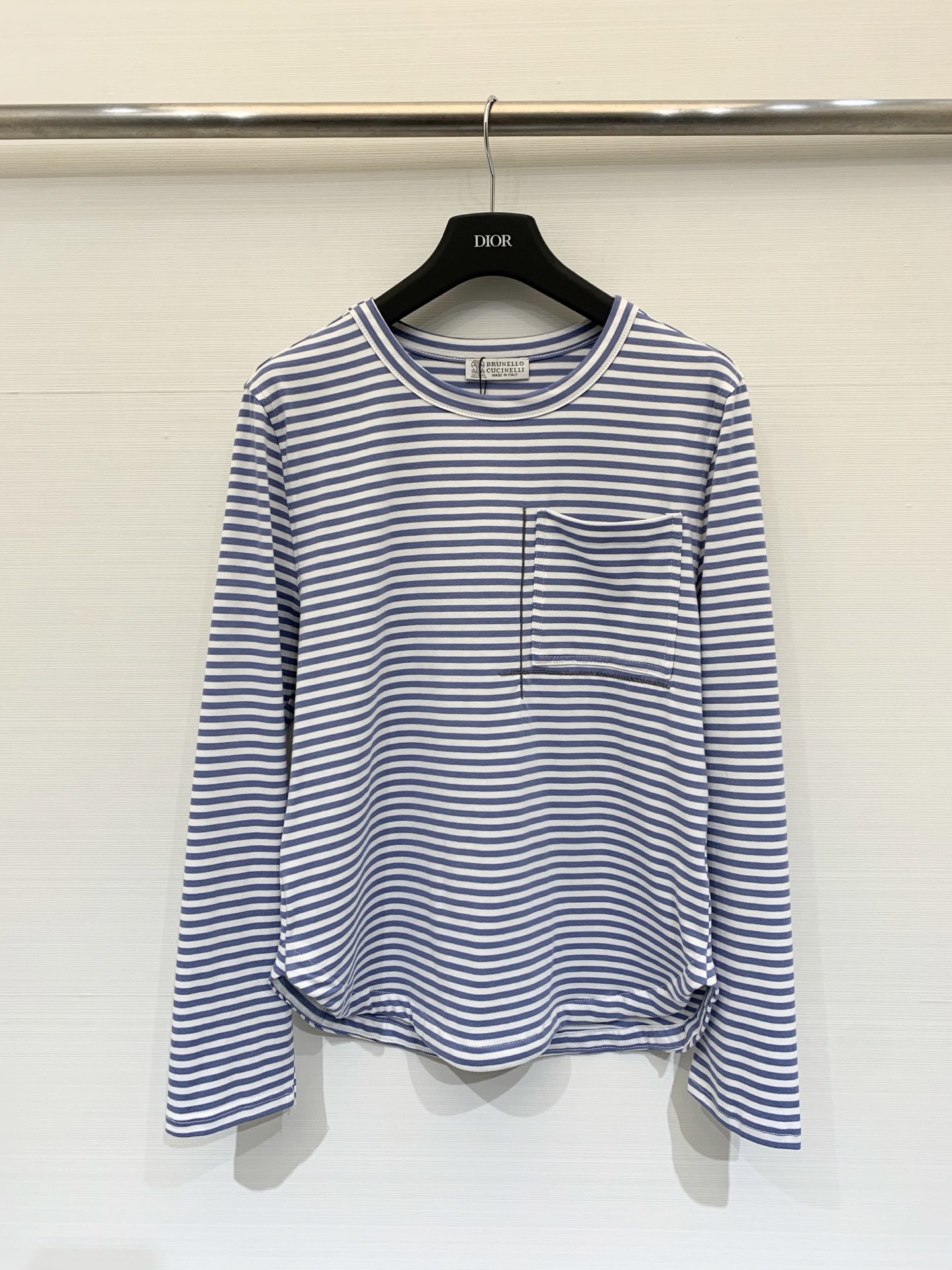 BC 25秋冬新款 圆领条纹镶珠休闲长袖T恤 链条口袋点缀 闪亮口袋细节 为整件衣服增添了精致度和价值感