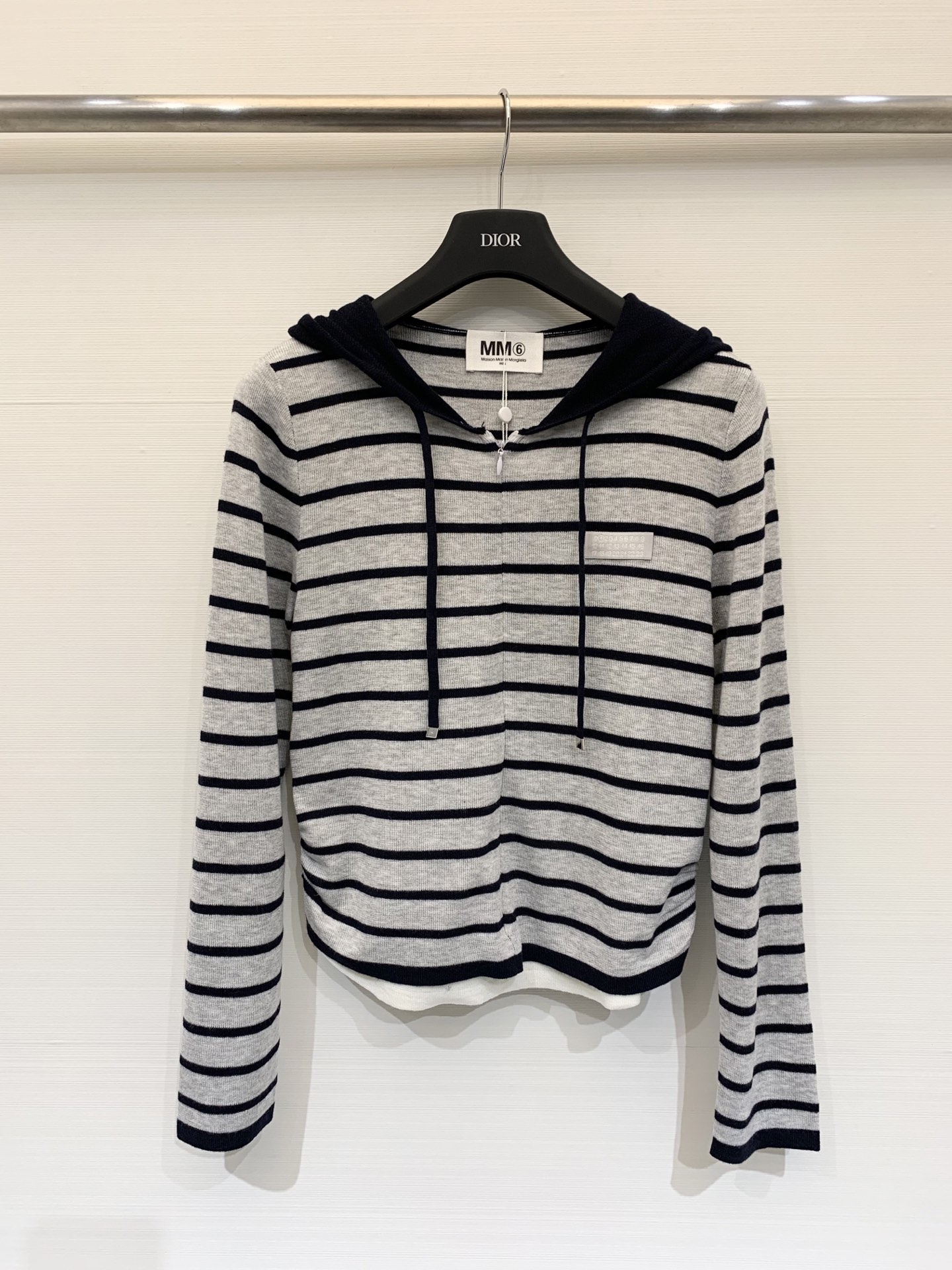 NO:503577,MM6 25 autumn and winter new model, fake two-piece striped hooded knitted long sleeves, full of design, waist pleated design, the upper body is more close to the skin and body, the fake two-piece design increases the layering and does not look bloated, with a little casual and cool sense, daily leisure and leisure recommendation, sweet and cool girlish temperament, two-color sml,,masion margiela,hats,alexander wang19860909MM6 25秋冬新款 假两件条纹连帽针织长袖 设计感满满 腰部做了拉褶设计 上身更加贴肤显身材 假两件设计增加层次感的同时也不显得臃肿 带有一点休闲和酷帅感 日常出街休闲推荐轻松get甜酷少女气质 两色sml,,masion margiela,hats,alexander wang,Women's clothing