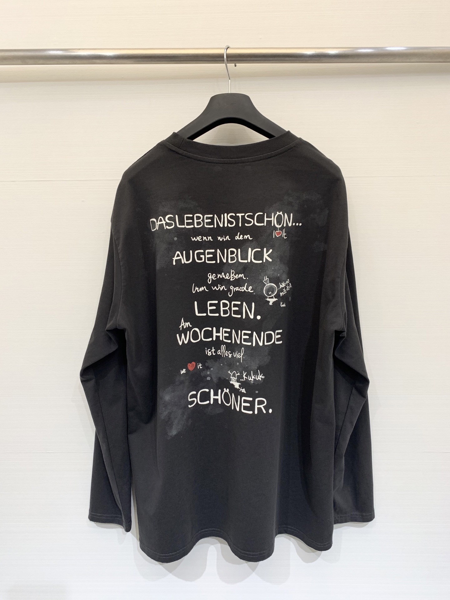 Valentino 25秋冬新款 涂鸦字母LOGO圆领长袖T恤 采用做旧破洞工艺 宽松大版型 上身效果非