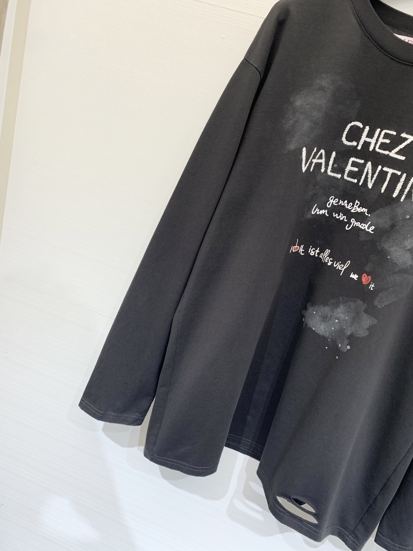 Valentino 25秋冬新款 涂鸦字母LOGO圆领长袖T恤 采用做旧破洞工艺 宽松大版型 上身效果非