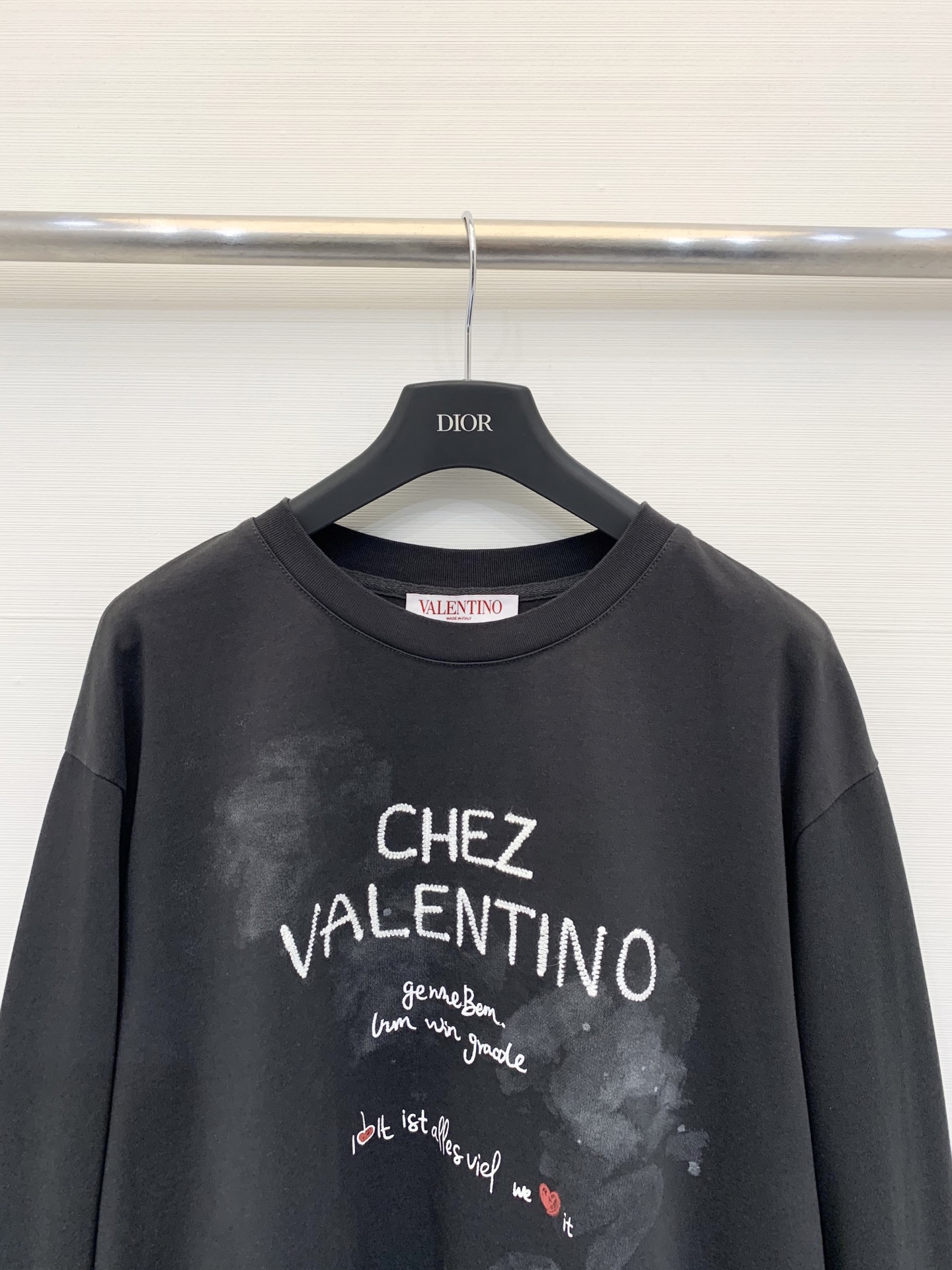 Valentino 25秋冬新款 涂鸦字母LOGO圆领长袖T恤 采用做旧破洞工艺 宽松大版型 上身效果非