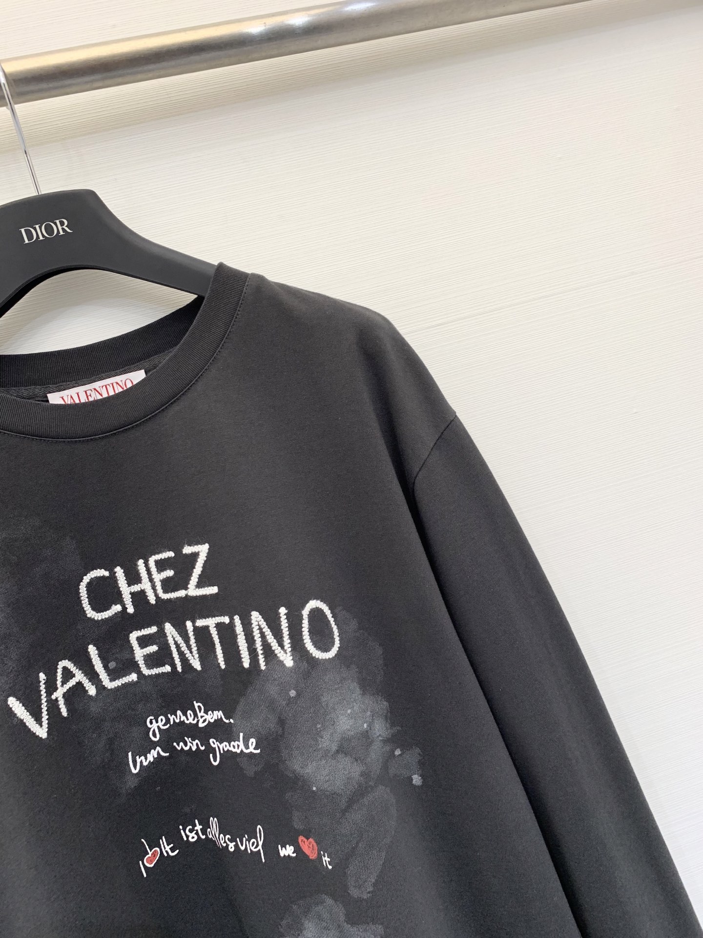 Valentino 25秋冬新款 涂鸦字母LOGO圆领长袖T恤 采用做旧破洞工艺 宽松大版型 上身效果非