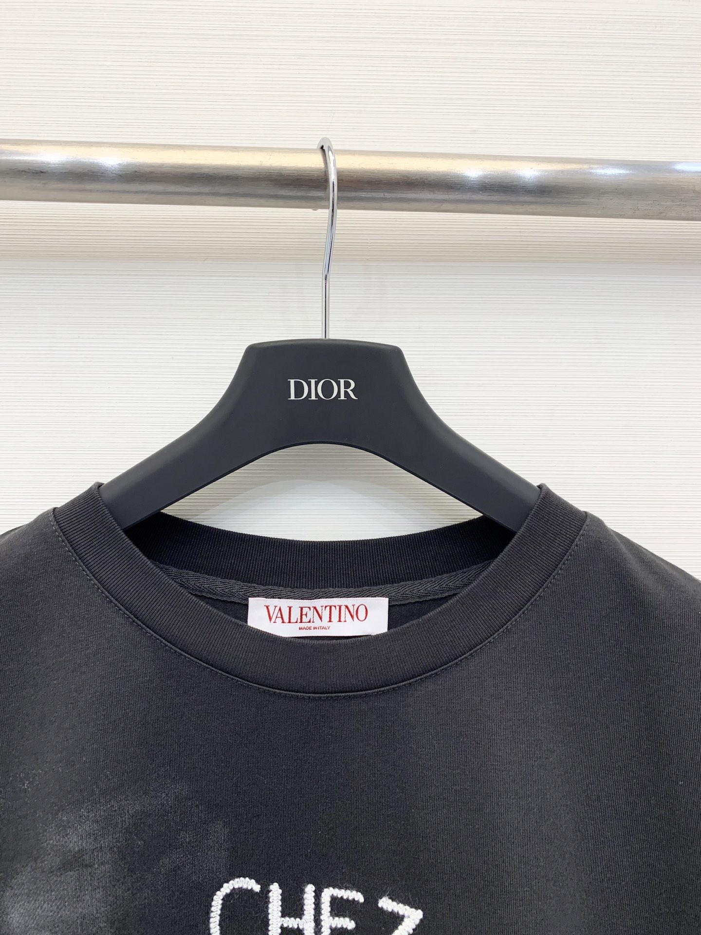 Valentino 25秋冬新款 涂鸦字母LOGO圆领长袖T恤 采用做旧破洞工艺 宽松大版型 上身效果非