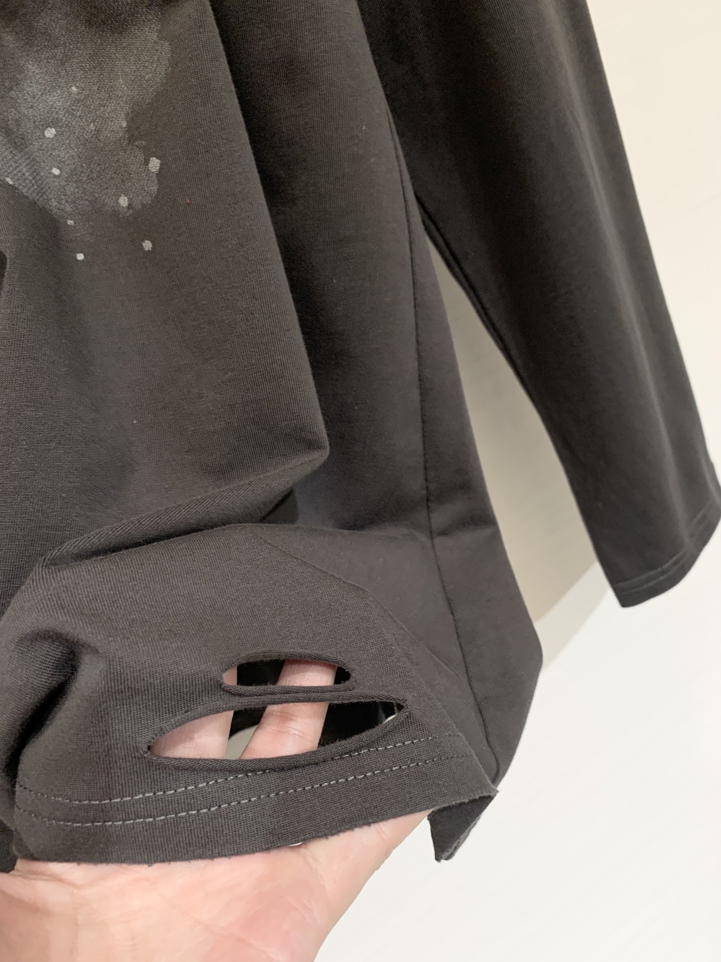 Valentino 25秋冬新款 涂鸦字母LOGO圆领长袖T恤 采用做旧破洞工艺 宽松大版型 上身效果非