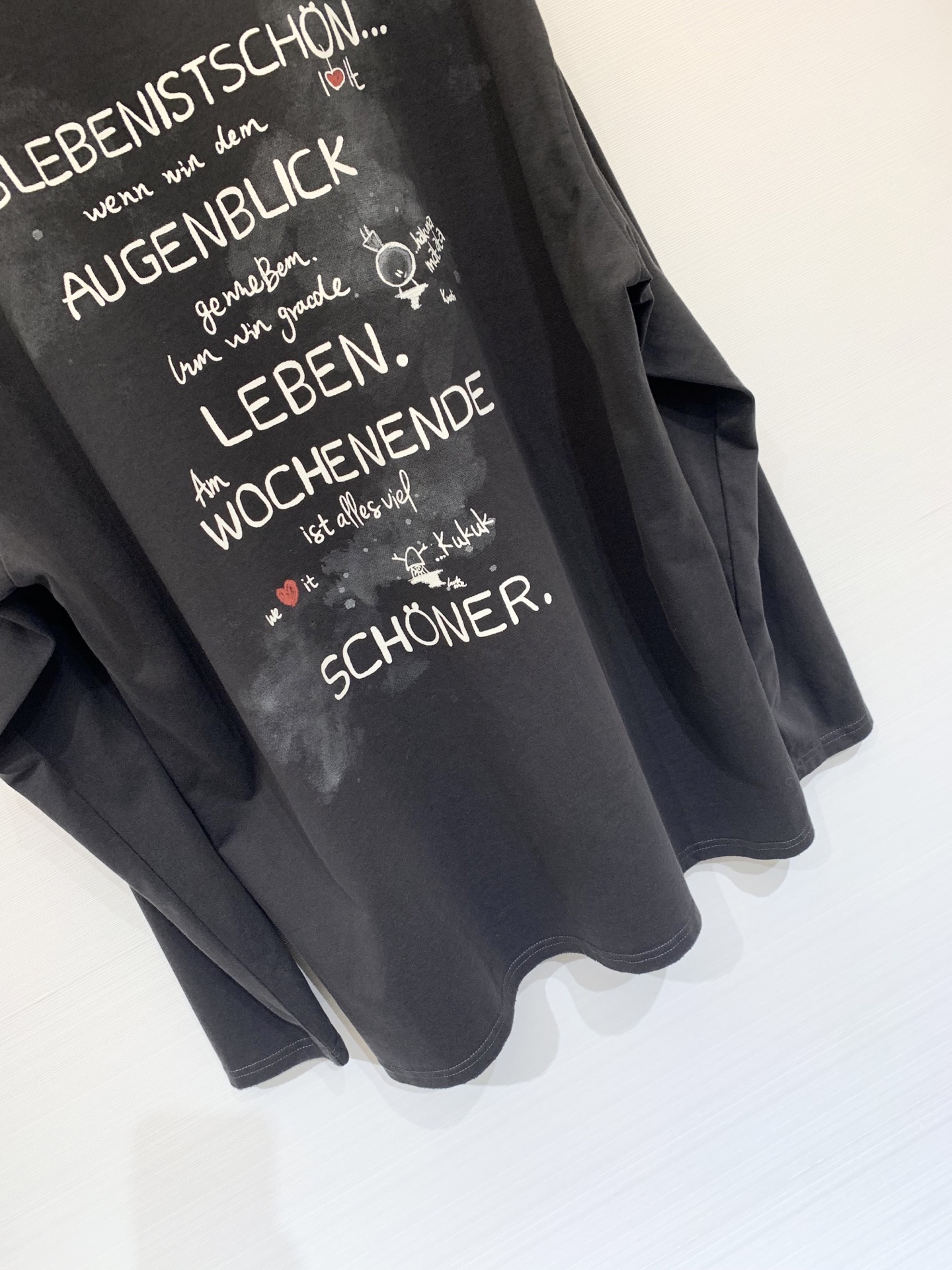 Valentino 25秋冬新款 涂鸦字母LOGO圆领长袖T恤 采用做旧破洞工艺 宽松大版型 上身效果非