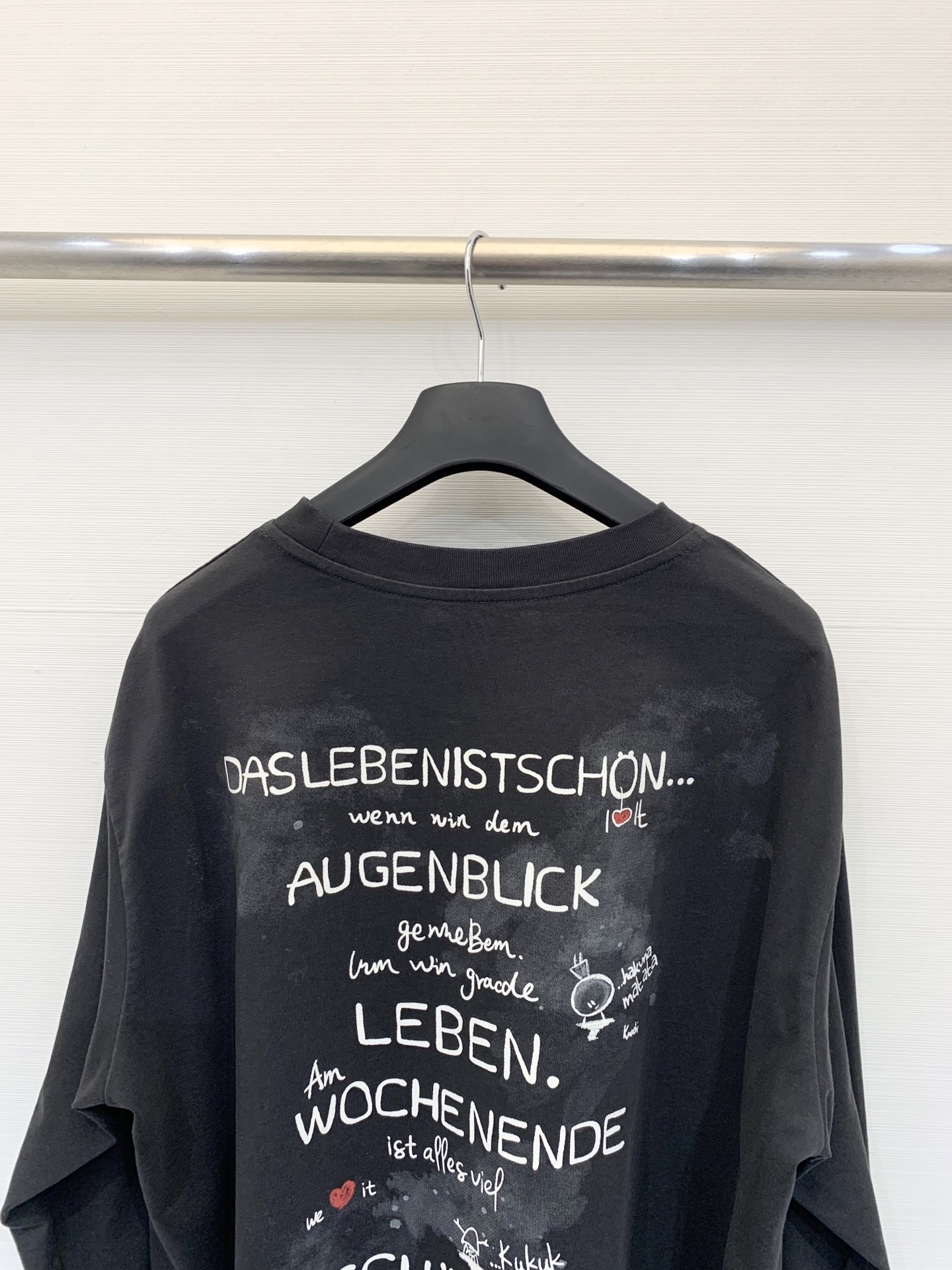 Valentino 25秋冬新款 涂鸦字母LOGO圆领长袖T恤 采用做旧破洞工艺 宽松大版型 上身效果非