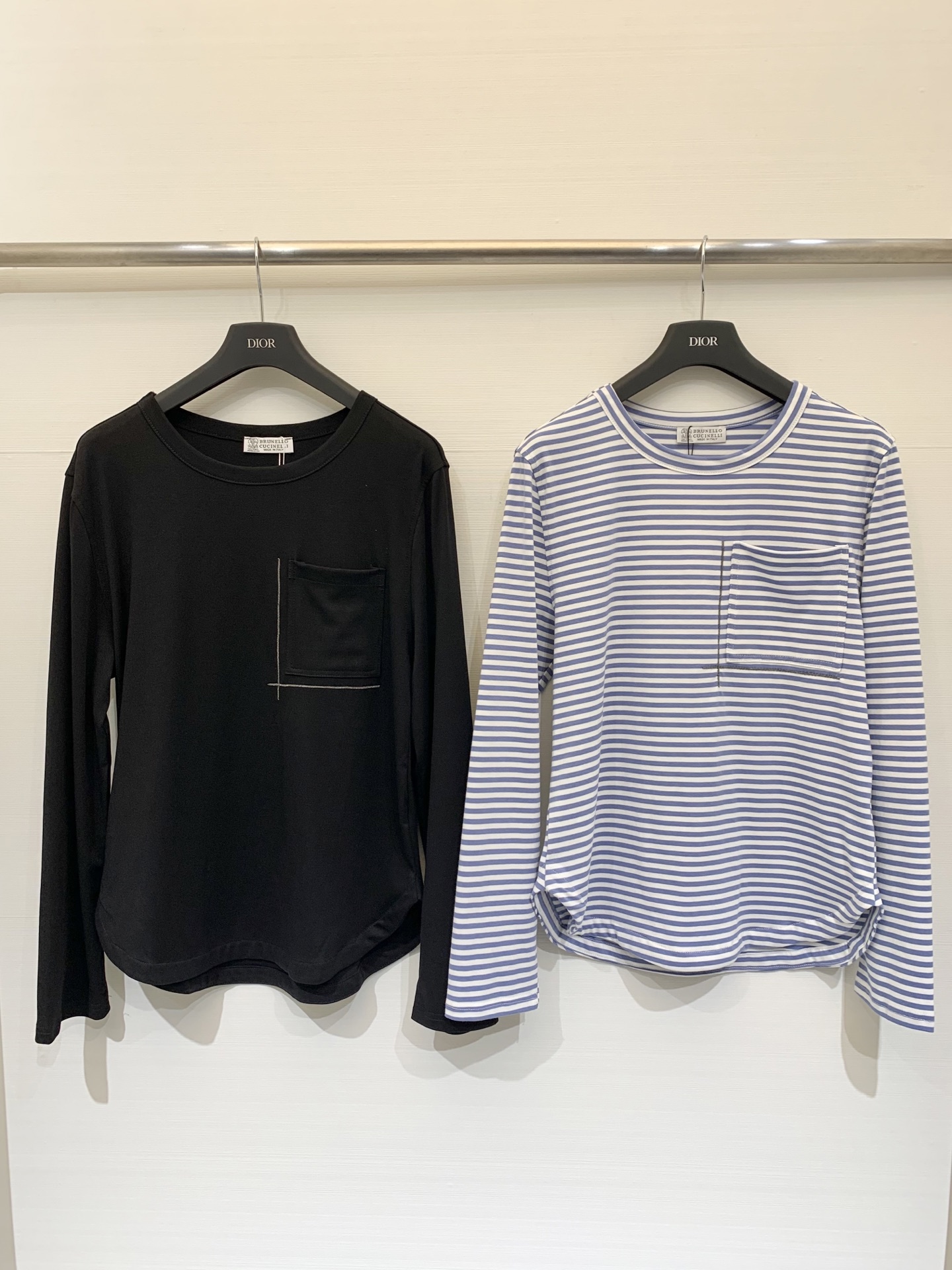 BC 25秋冬新款 圆领条纹镶珠休闲长袖T恤 链条口袋点缀 闪亮口袋细节 为整件衣服增添了精致度和价值感