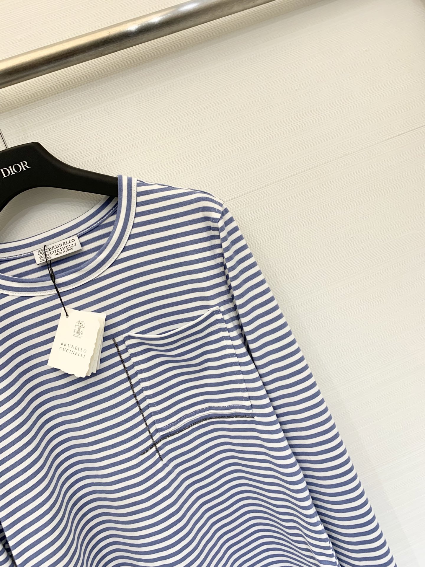 BC 25秋冬新款 圆领条纹镶珠休闲长袖T恤 链条口袋点缀 闪亮口袋细节 为整件衣服增添了精致度和价值感