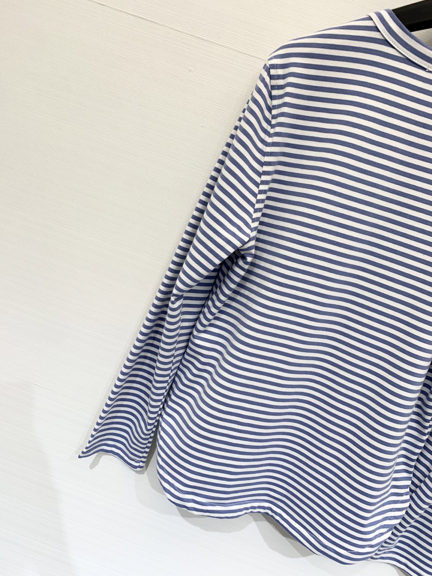 BC 25秋冬新款 圆领条纹镶珠休闲长袖T恤 链条口袋点缀 闪亮口袋细节 为整件衣服增添了精致度和价值感