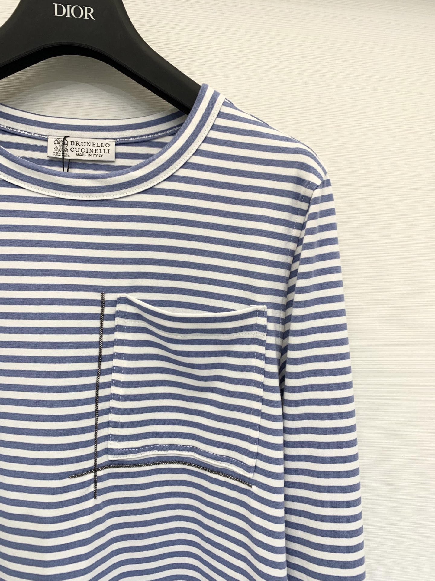 BC 25秋冬新款 圆领条纹镶珠休闲长袖T恤 链条口袋点缀 闪亮口袋细节 为整件衣服增添了精致度和价值感