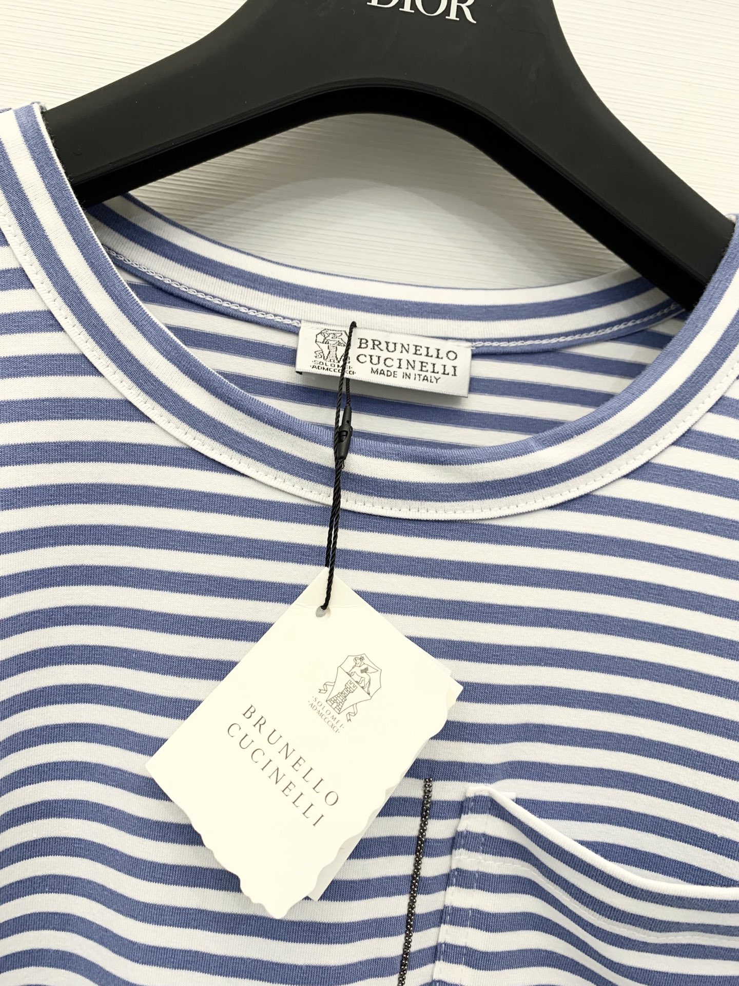 BC 25秋冬新款 圆领条纹镶珠休闲长袖T恤 链条口袋点缀 闪亮口袋细节 为整件衣服增添了精致度和价值感