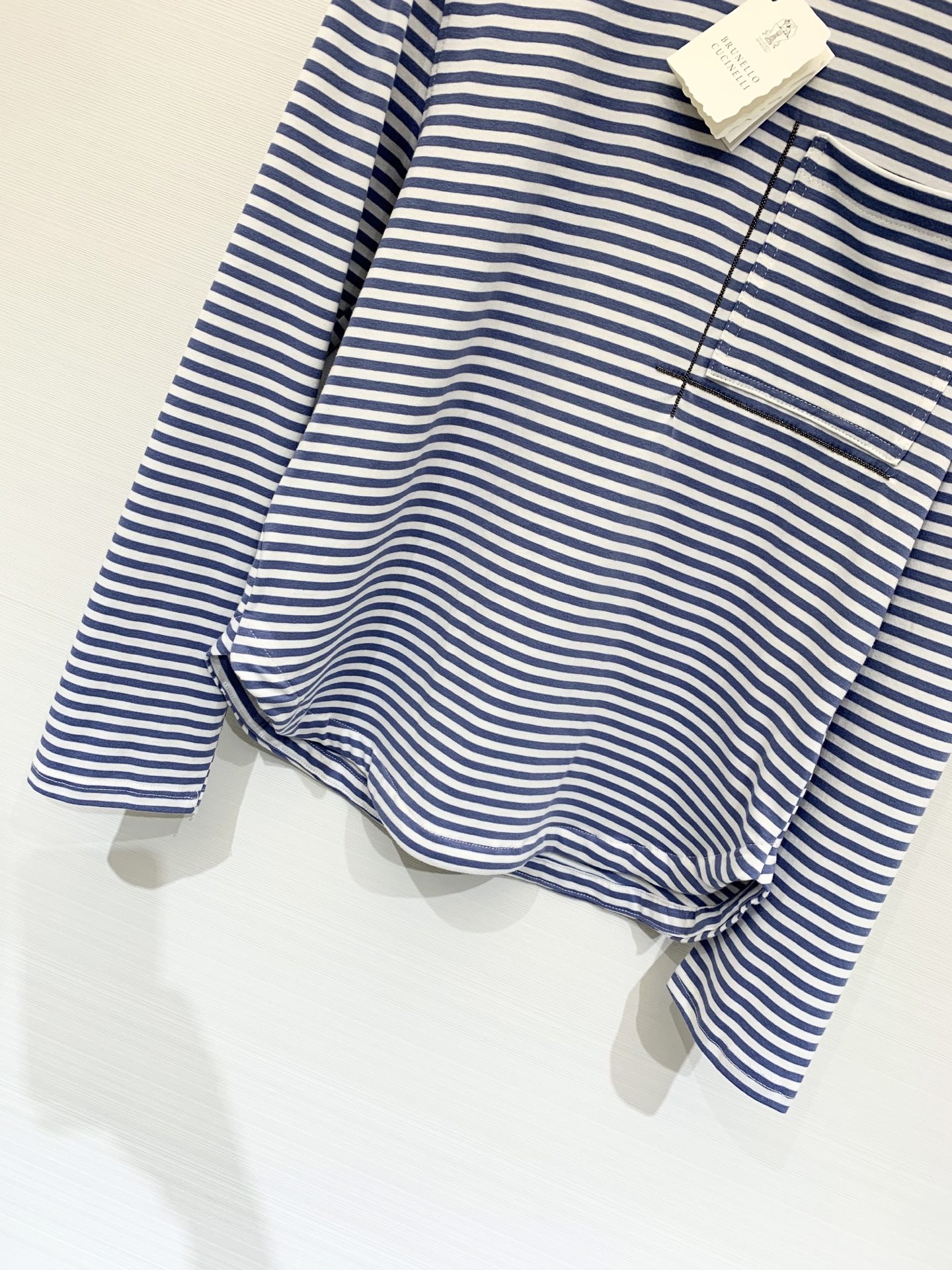 BC 25秋冬新款 圆领条纹镶珠休闲长袖T恤 链条口袋点缀 闪亮口袋细节 为整件衣服增添了精致度和价值感