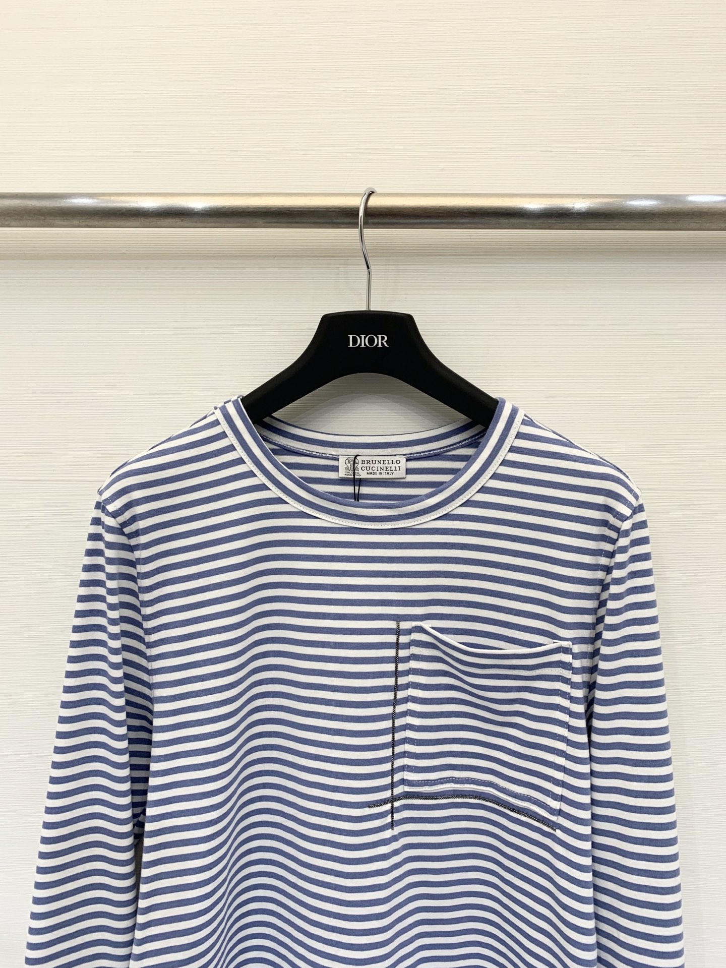 BC 25秋冬新款 圆领条纹镶珠休闲长袖T恤 链条口袋点缀 闪亮口袋细节 为整件衣服增添了精致度和价值感