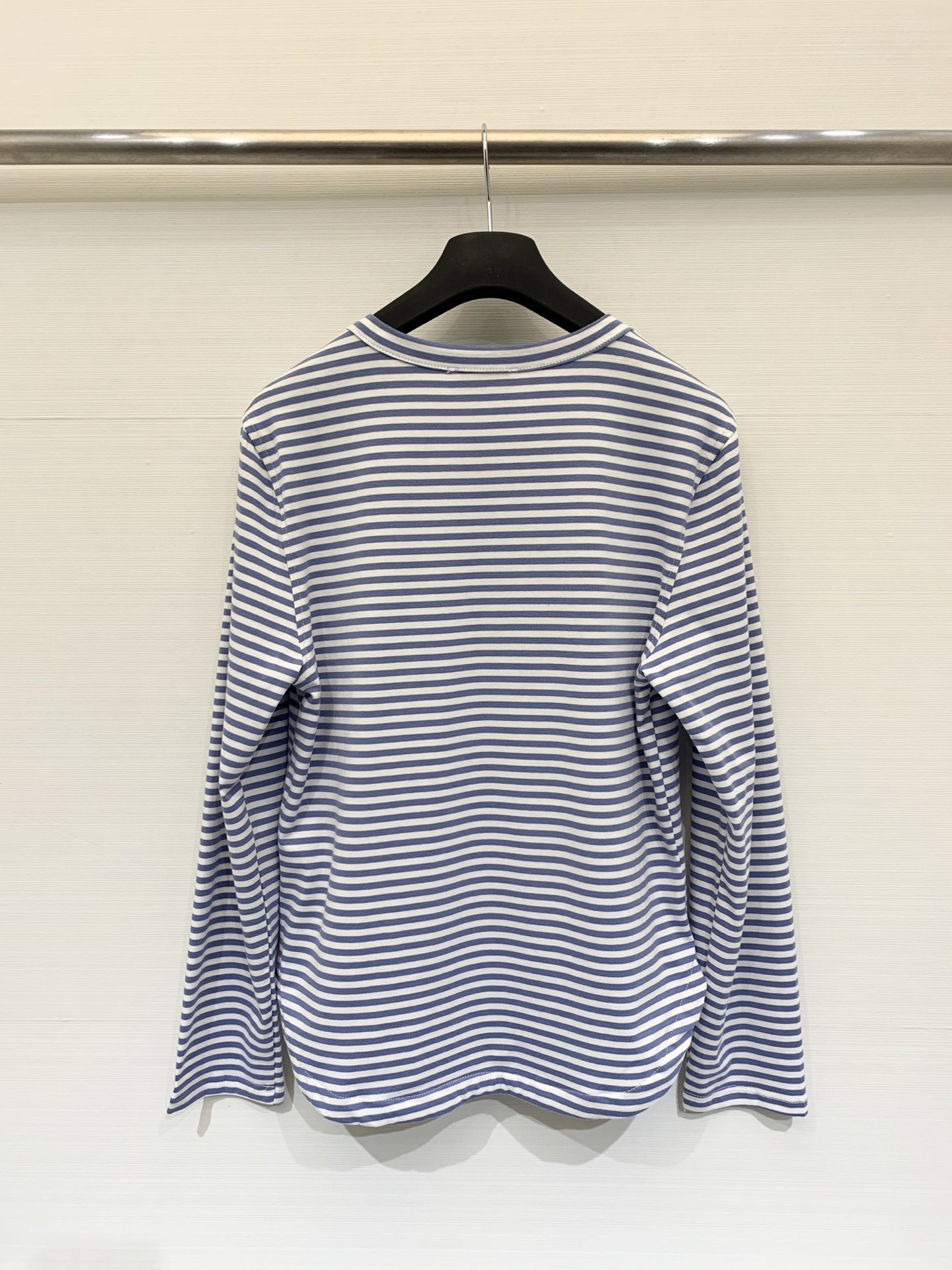 BC 25秋冬新款 圆领条纹镶珠休闲长袖T恤 链条口袋点缀 闪亮口袋细节 为整件衣服增添了精致度和价值感