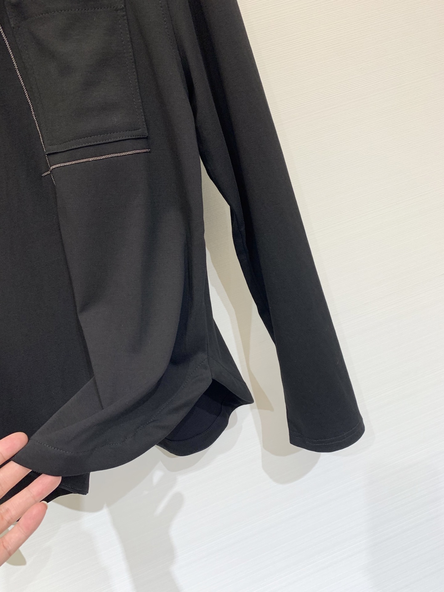 BC 25秋冬新款 圆领条纹镶珠休闲长袖T恤 链条口袋点缀 闪亮口袋细节 为整件衣服增添了精致度和价值感