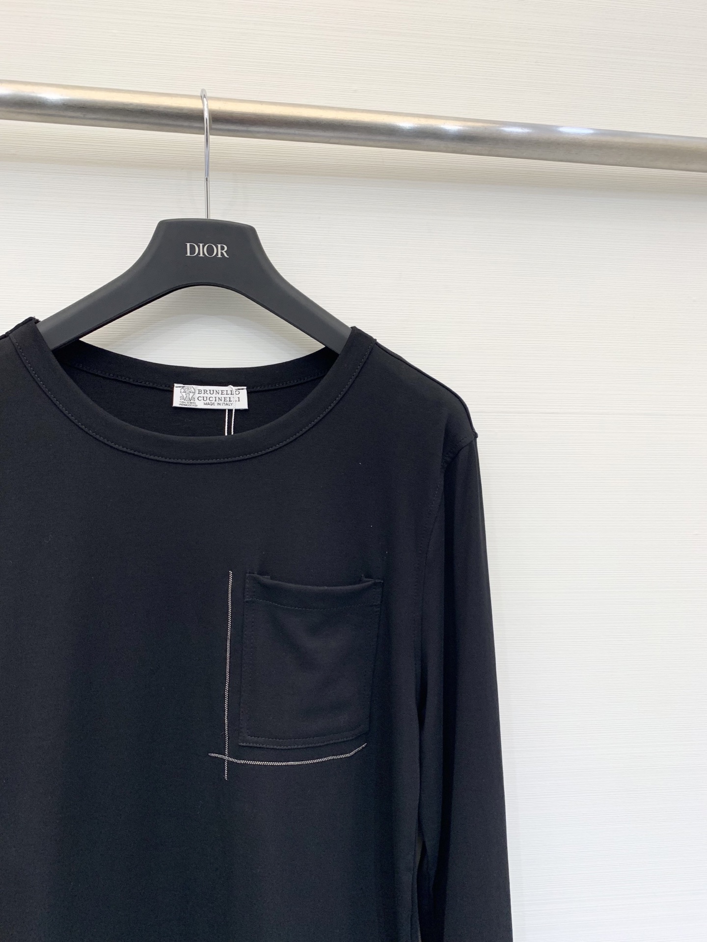 BC 25秋冬新款 圆领条纹镶珠休闲长袖T恤 链条口袋点缀 闪亮口袋细节 为整件衣服增添了精致度和价值感