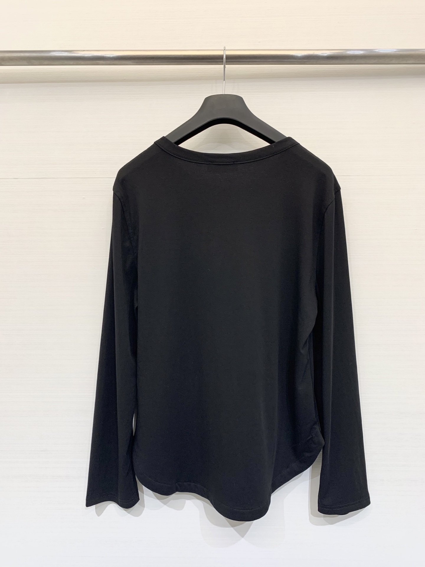 BC 25秋冬新款 圆领条纹镶珠休闲长袖T恤 链条口袋点缀 闪亮口袋细节 为整件衣服增添了精致度和价值感