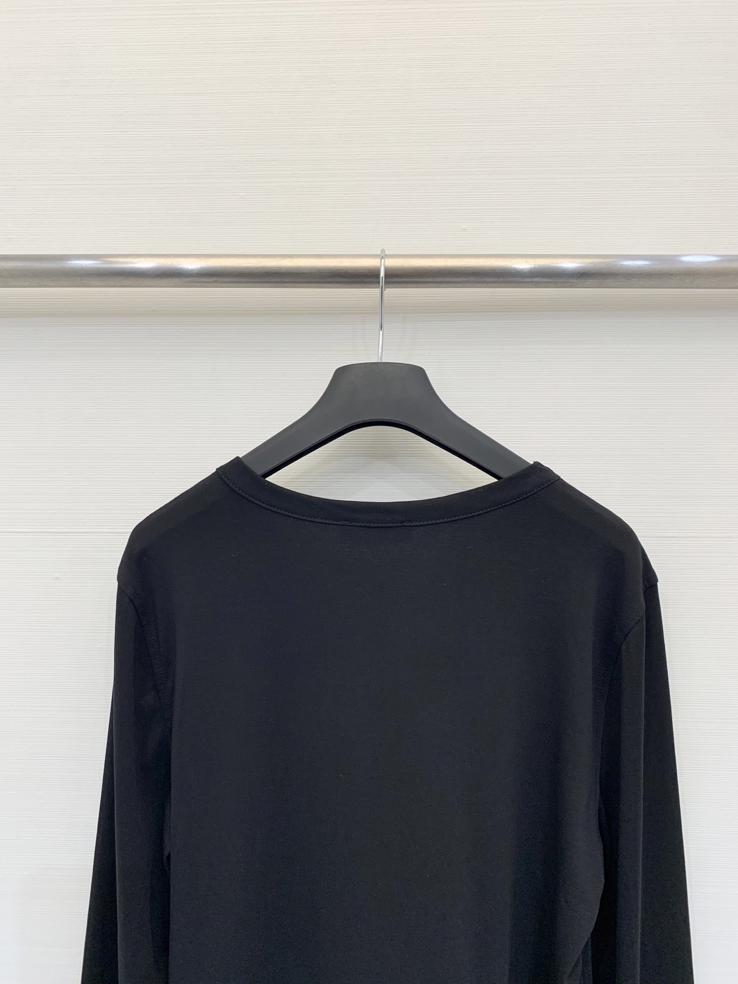 BC 25秋冬新款 圆领条纹镶珠休闲长袖T恤 链条口袋点缀 闪亮口袋细节 为整件衣服增添了精致度和价值感