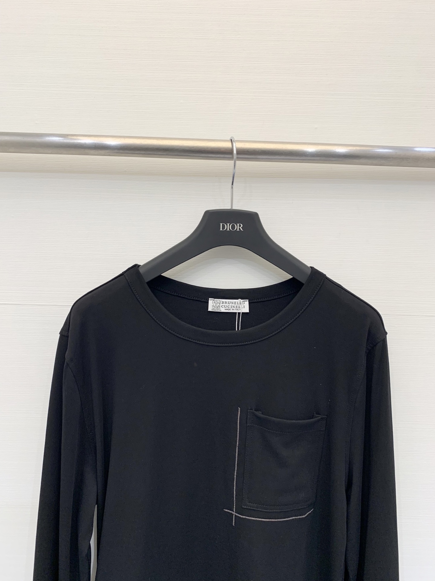 BC 25秋冬新款 圆领条纹镶珠休闲长袖T恤 链条口袋点缀 闪亮口袋细节 为整件衣服增添了精致度和价值感