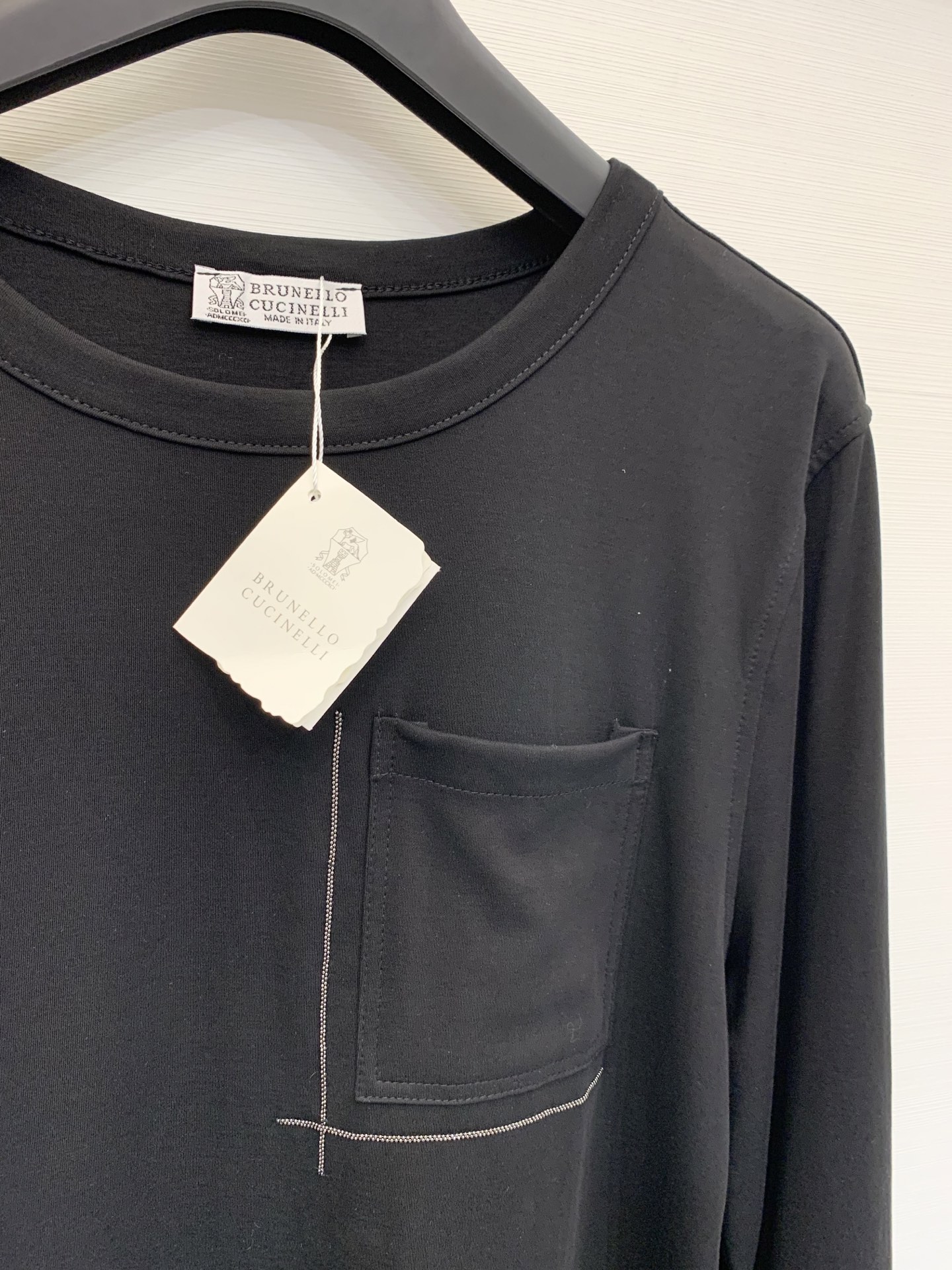 BC 25秋冬新款 圆领条纹镶珠休闲长袖T恤 链条口袋点缀 闪亮口袋细节 为整件衣服增添了精致度和价值感