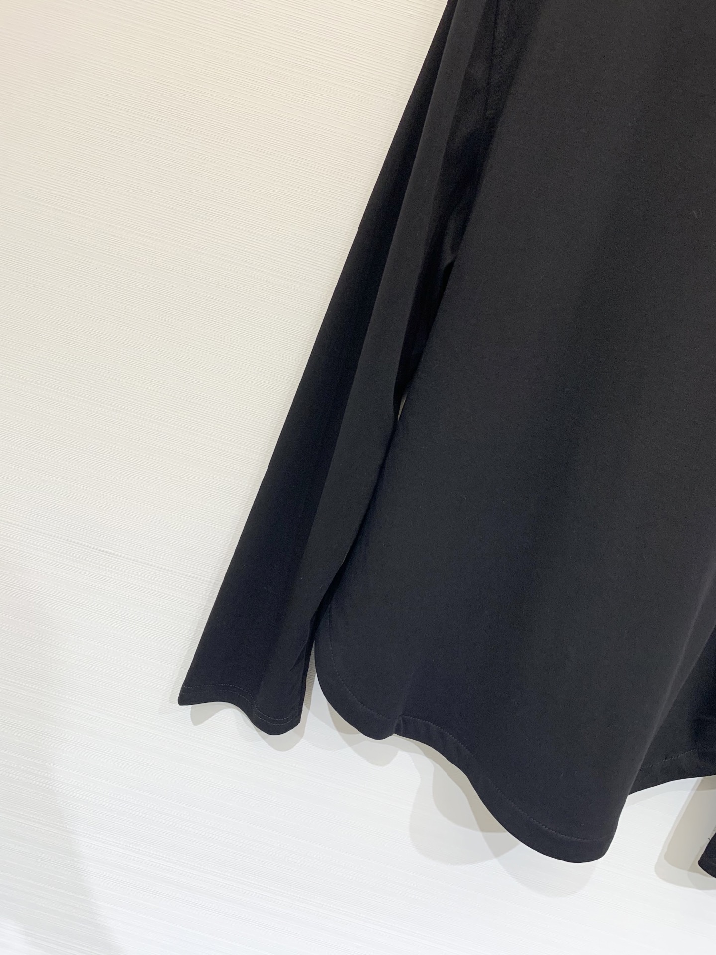 BC 25秋冬新款 圆领条纹镶珠休闲长袖T恤 链条口袋点缀 闪亮口袋细节 为整件衣服增添了精致度和价值感