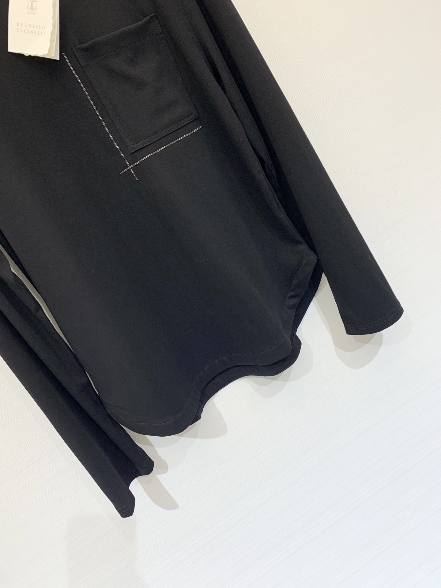 BC 25秋冬新款 圆领条纹镶珠休闲长袖T恤 链条口袋点缀 闪亮口袋细节 为整件衣服增添了精致度和价值感