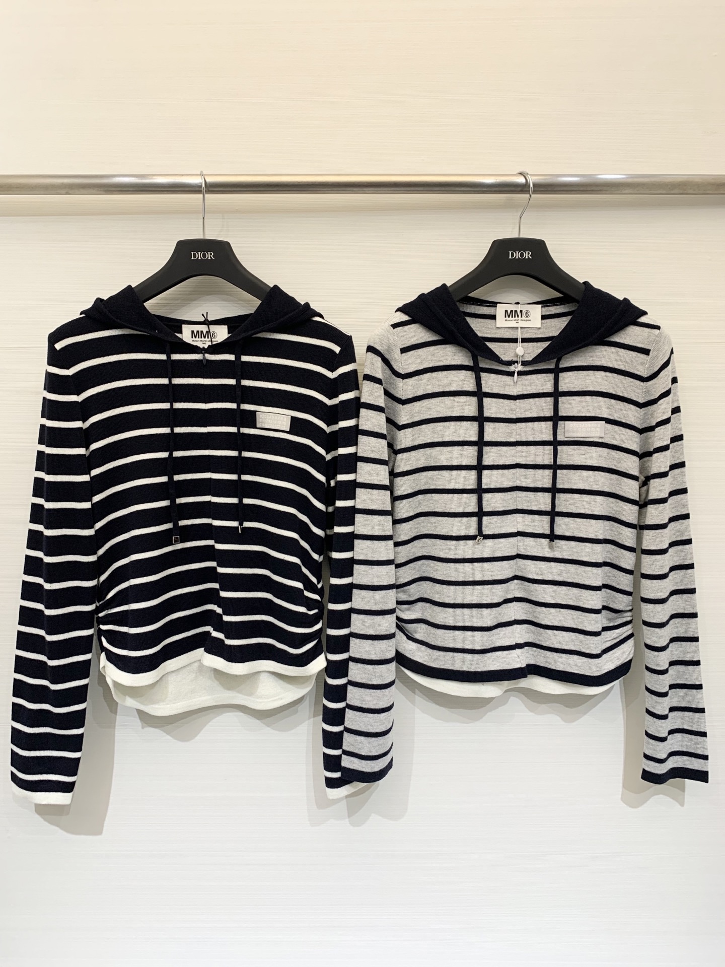 MM6 25秋冬新款 假两件条纹连帽针织长袖 设计感满满 腰部做了拉褶设计 上身更加贴肤显身材 假两件设