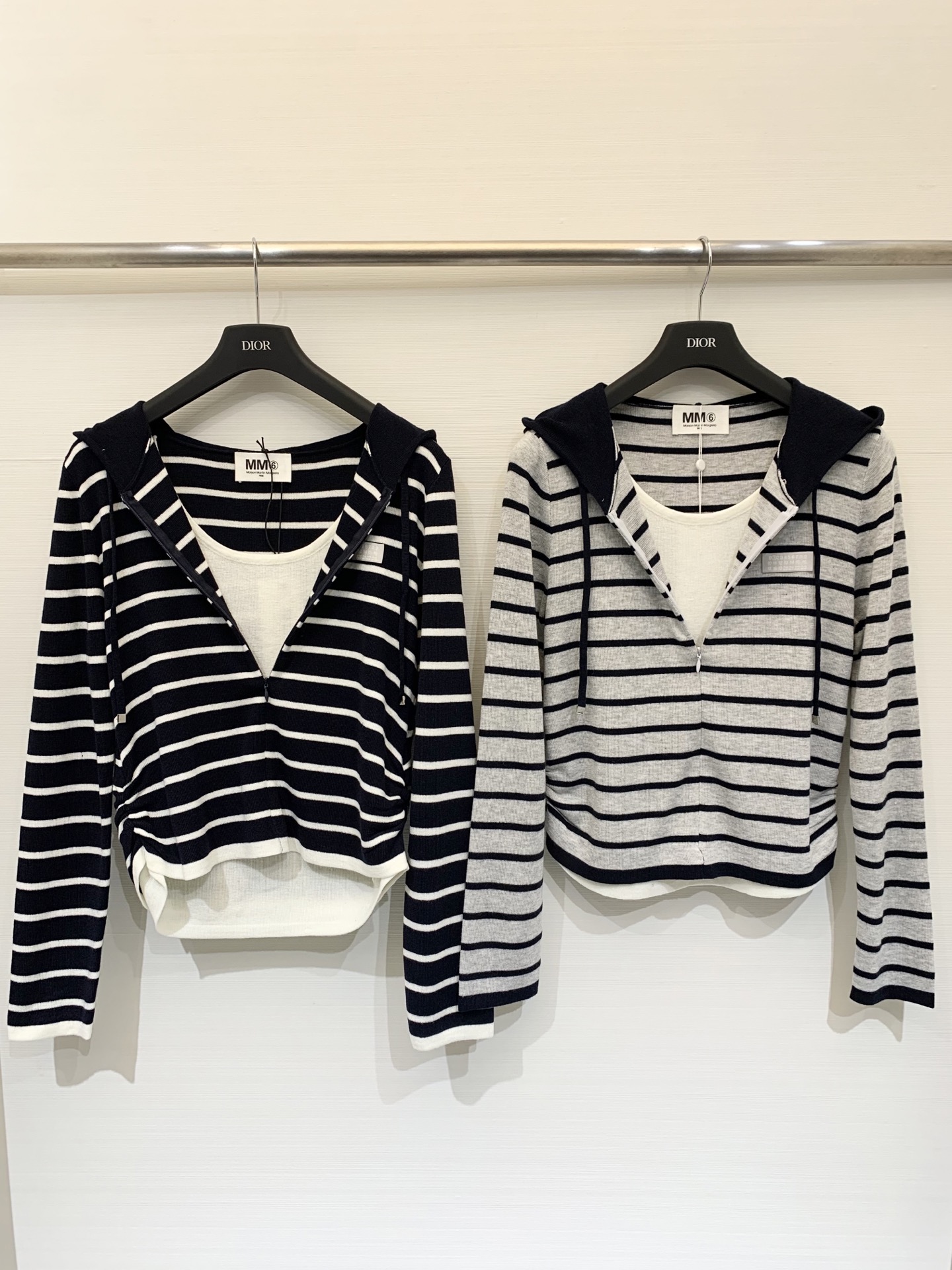 MM6 25秋冬新款 假两件条纹连帽针织长袖 设计感满满 腰部做了拉褶设计 上身更加贴肤显身材 假两件设