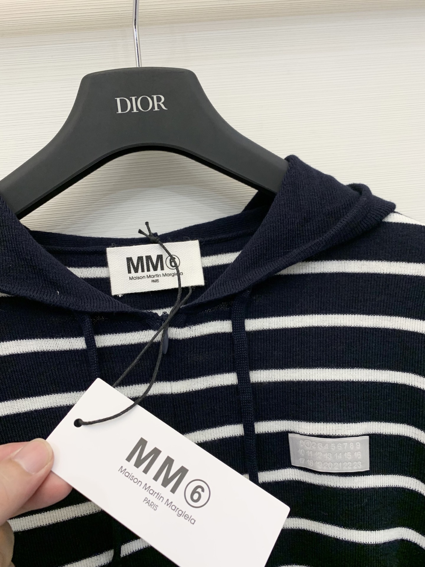 MM6 25秋冬新款 假两件条纹连帽针织长袖 设计感满满 腰部做了拉褶设计 上身更加贴肤显身材 假两件设