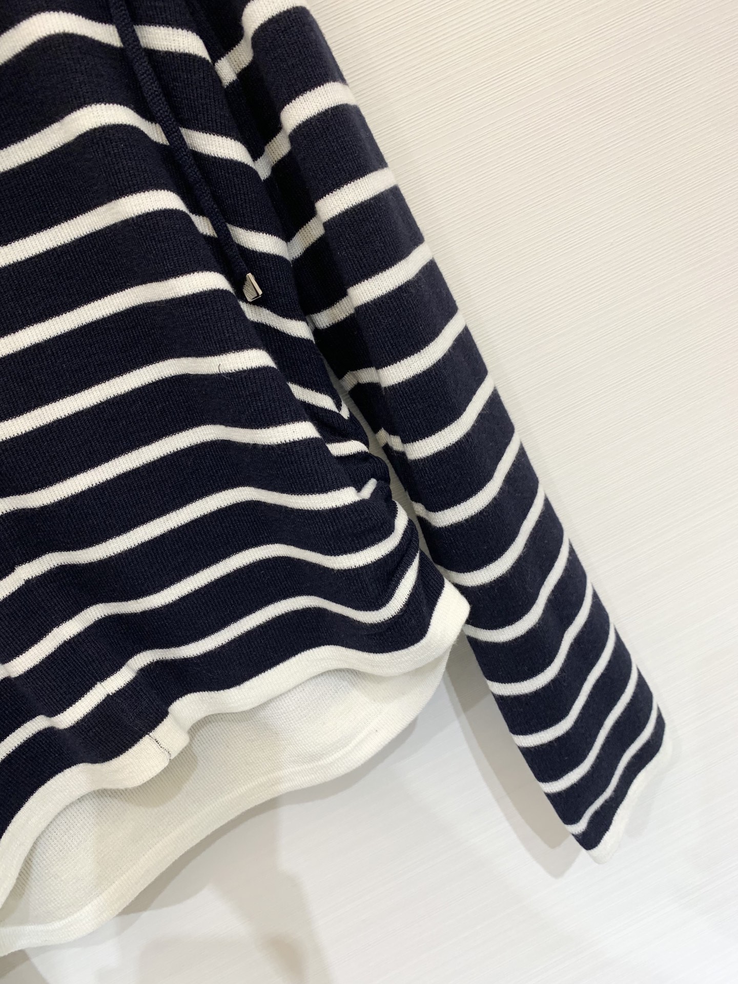 MM6 25秋冬新款 假两件条纹连帽针织长袖 设计感满满 腰部做了拉褶设计 上身更加贴肤显身材 假两件设