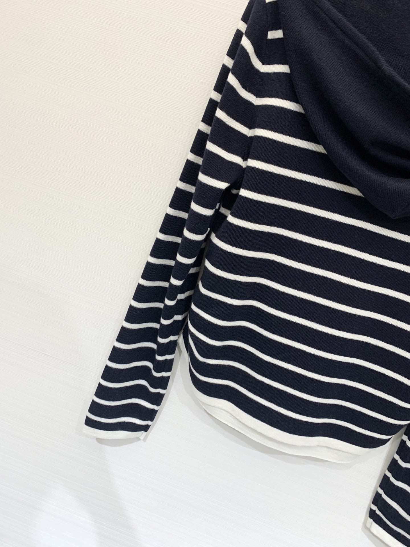 MM6 25秋冬新款 假两件条纹连帽针织长袖 设计感满满 腰部做了拉褶设计 上身更加贴肤显身材 假两件设