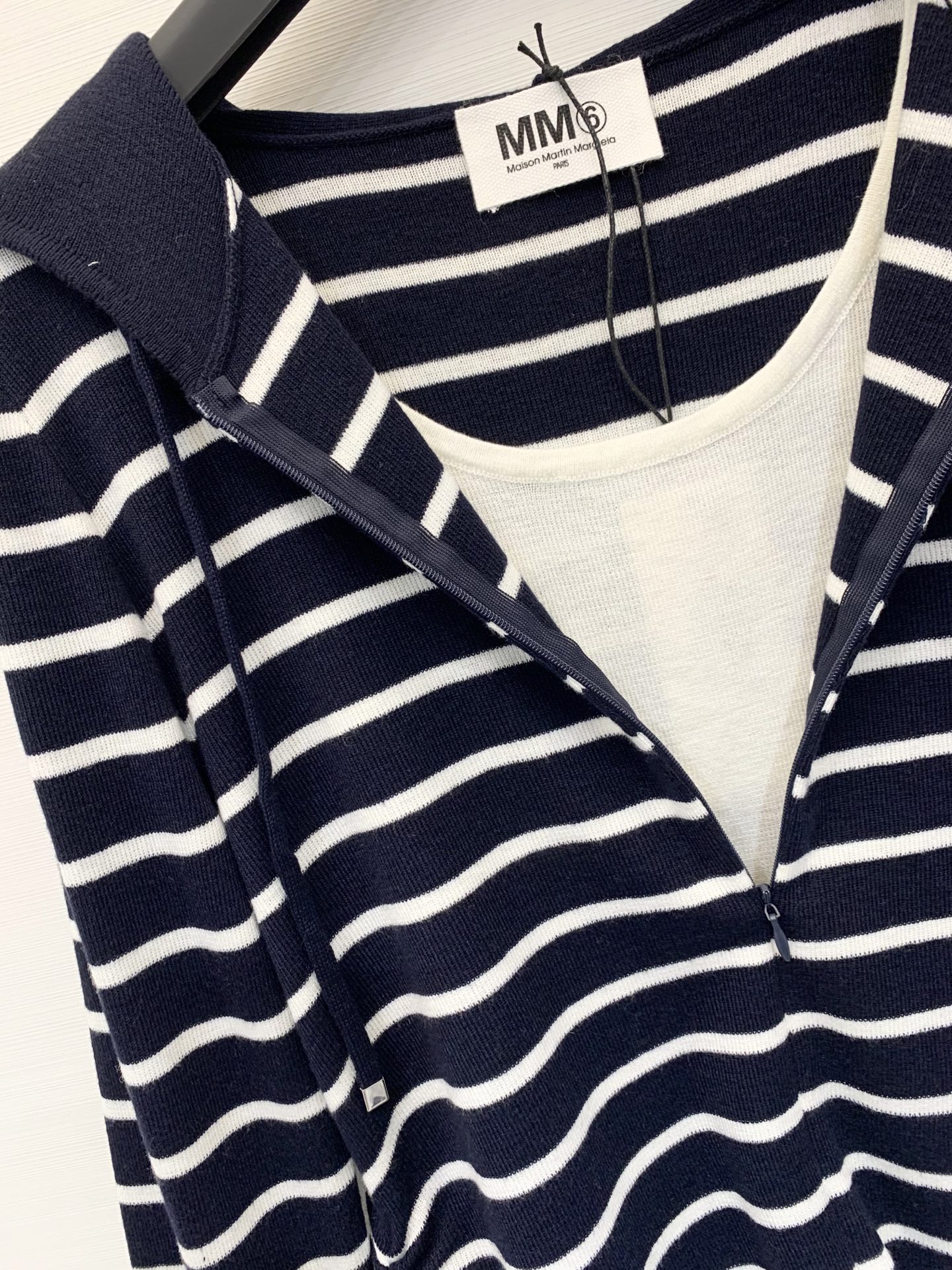 MM6 25秋冬新款 假两件条纹连帽针织长袖 设计感满满 腰部做了拉褶设计 上身更加贴肤显身材 假两件设