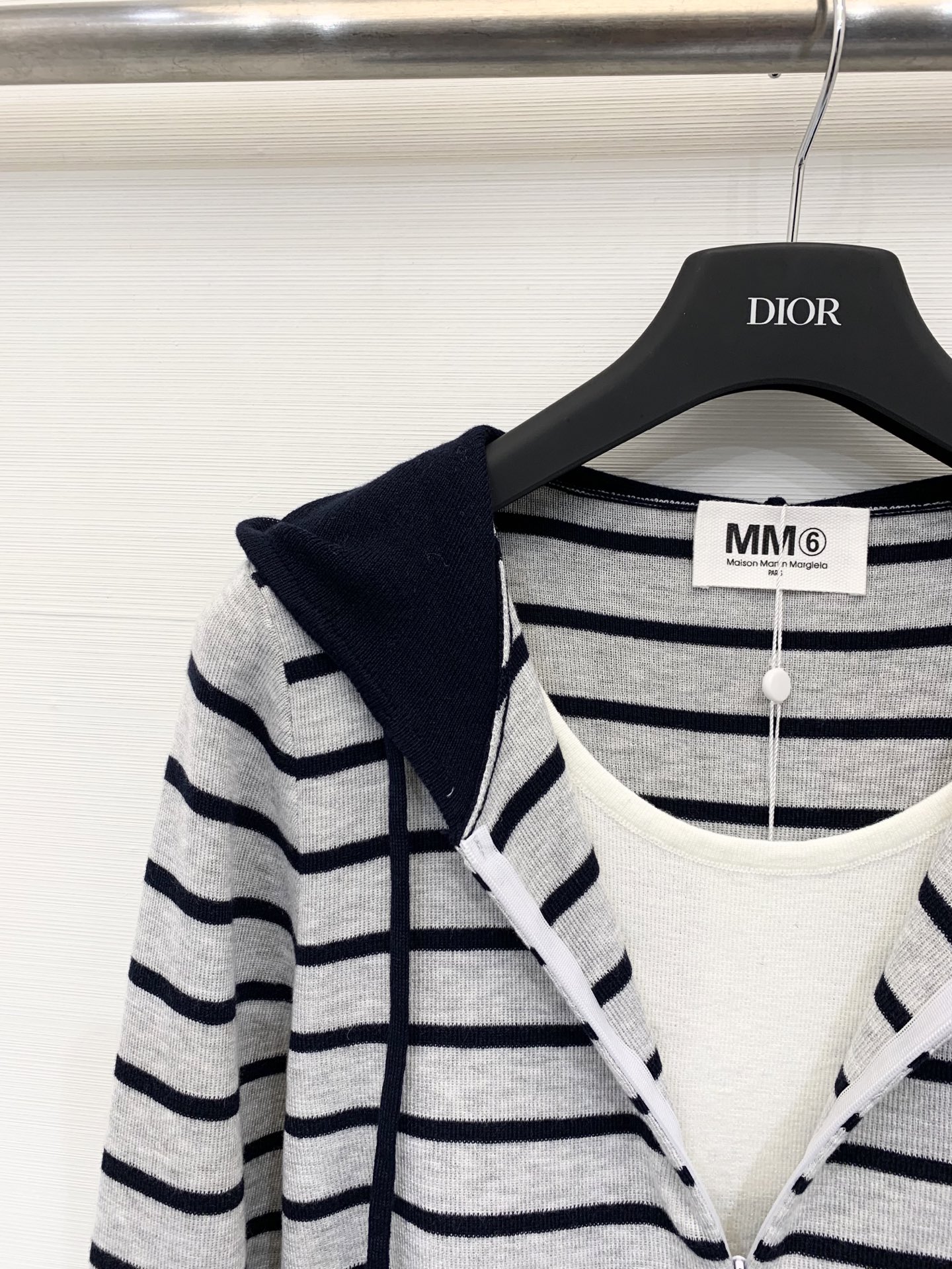 MM6 25秋冬新款 假两件条纹连帽针织长袖 设计感满满 腰部做了拉褶设计 上身更加贴肤显身材 假两件设