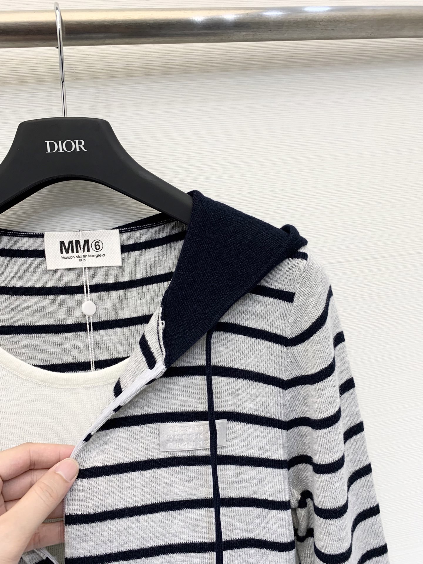 MM6 25秋冬新款 假两件条纹连帽针织长袖 设计感满满 腰部做了拉褶设计 上身更加贴肤显身材 假两件设