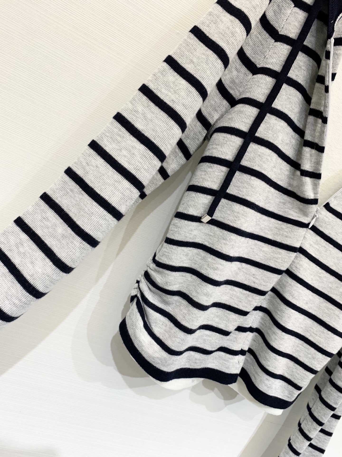 MM6 25秋冬新款 假两件条纹连帽针织长袖 设计感满满 腰部做了拉褶设计 上身更加贴肤显身材 假两件设