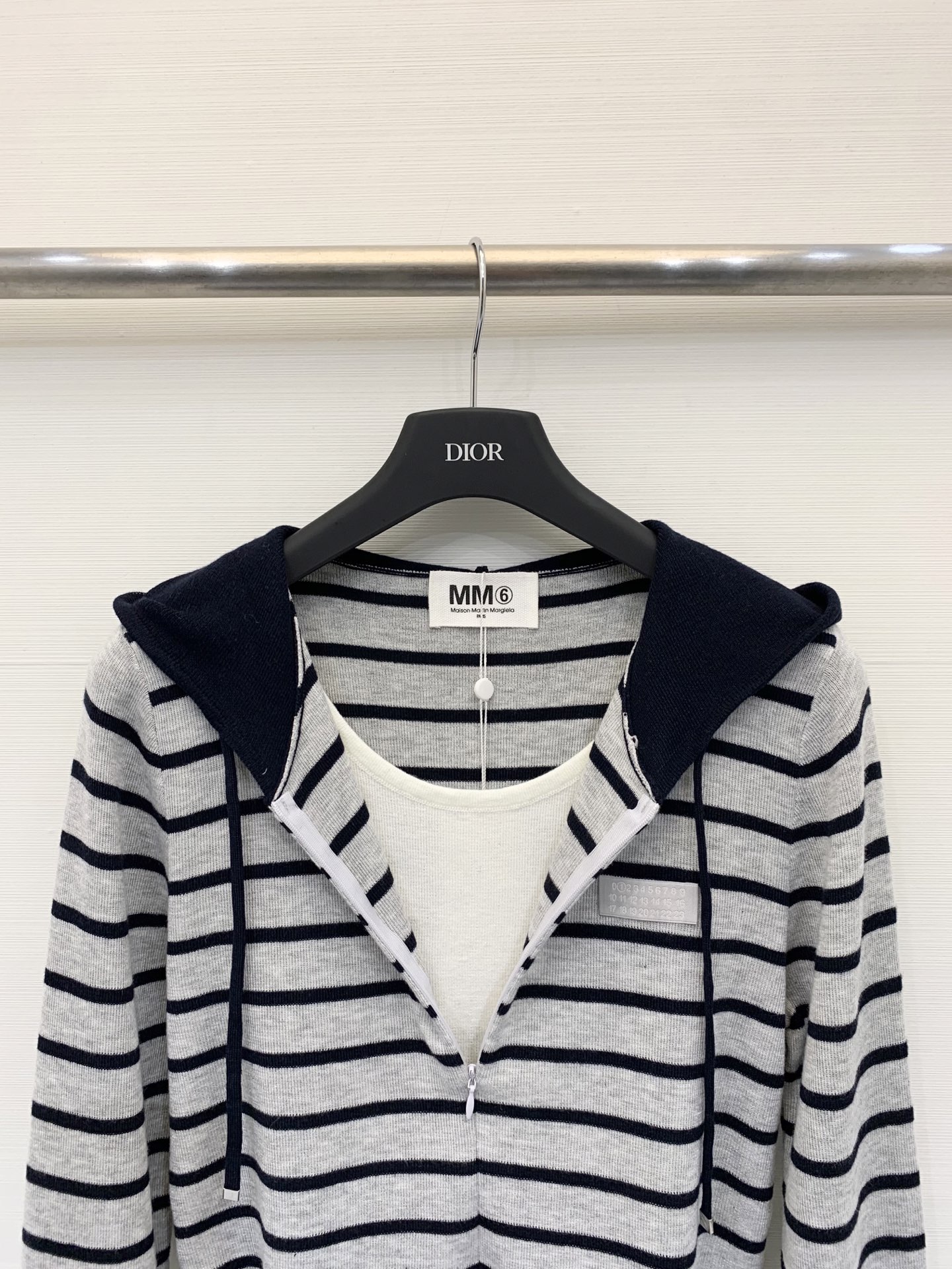 MM6 25秋冬新款 假两件条纹连帽针织长袖 设计感满满 腰部做了拉褶设计 上身更加贴肤显身材 假两件设