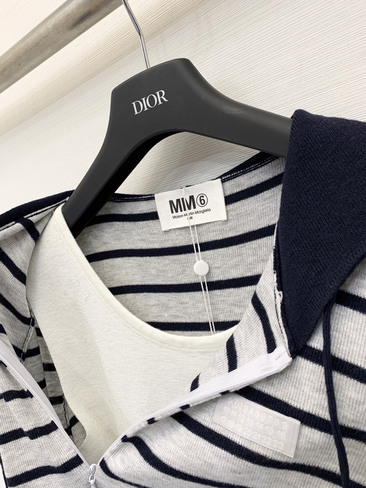 MM6 25秋冬新款 假两件条纹连帽针织长袖 设计感满满 腰部做了拉褶设计 上身更加贴肤显身材 假两件设