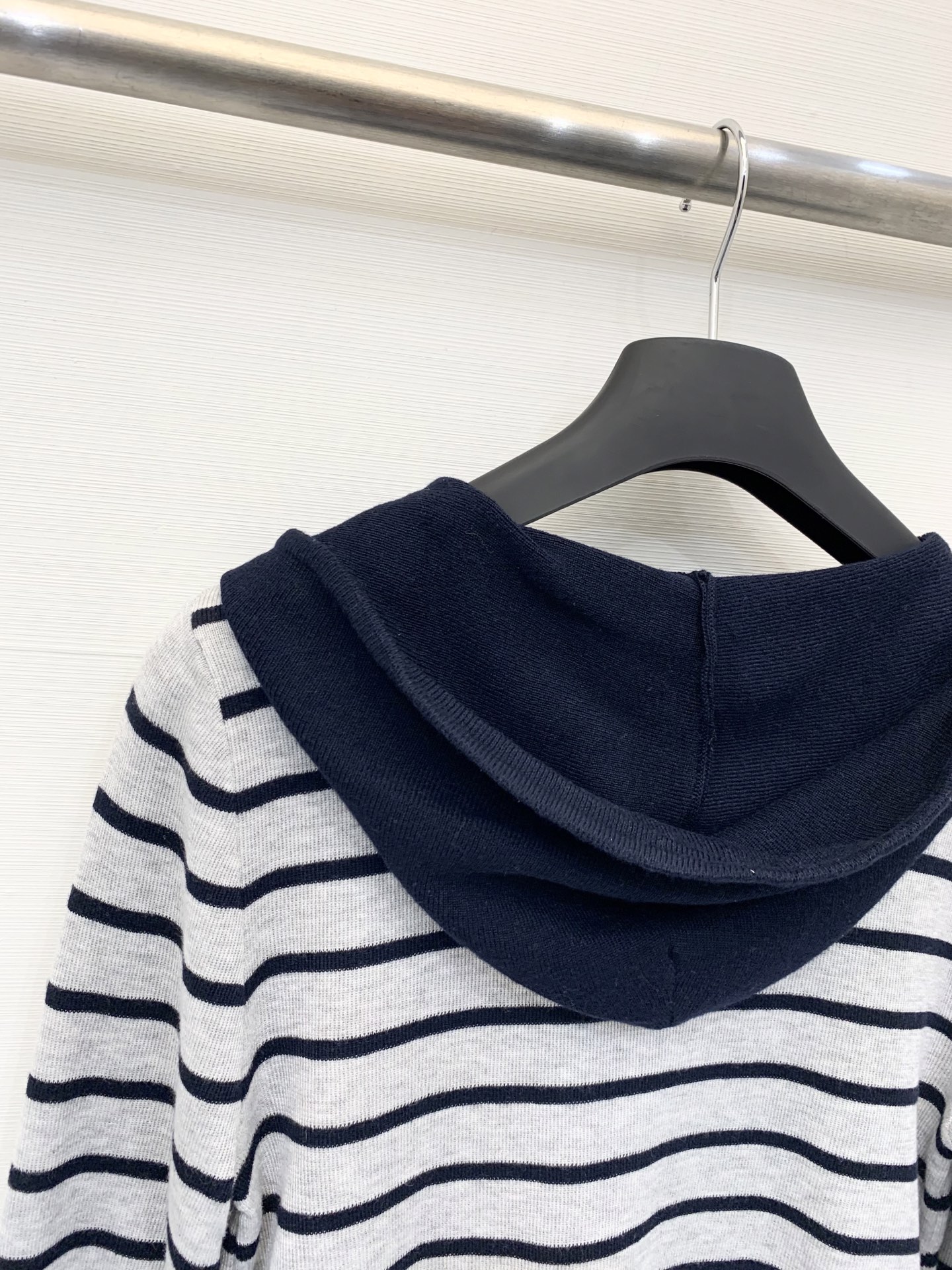 MM6 25秋冬新款 假两件条纹连帽针织长袖 设计感满满 腰部做了拉褶设计 上身更加贴肤显身材 假两件设