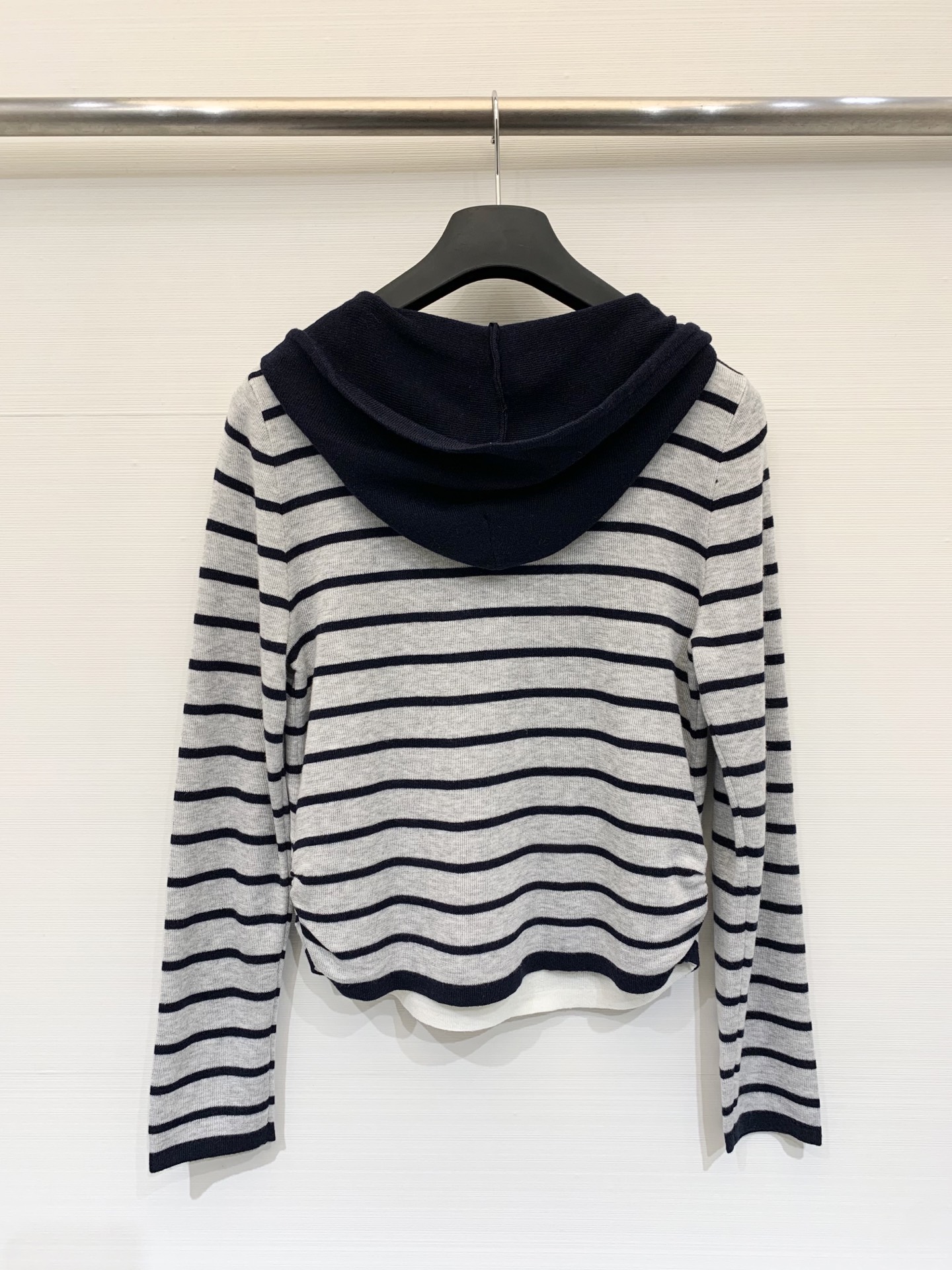 MM6 25秋冬新款 假两件条纹连帽针织长袖 设计感满满 腰部做了拉褶设计 上身更加贴肤显身材 假两件设