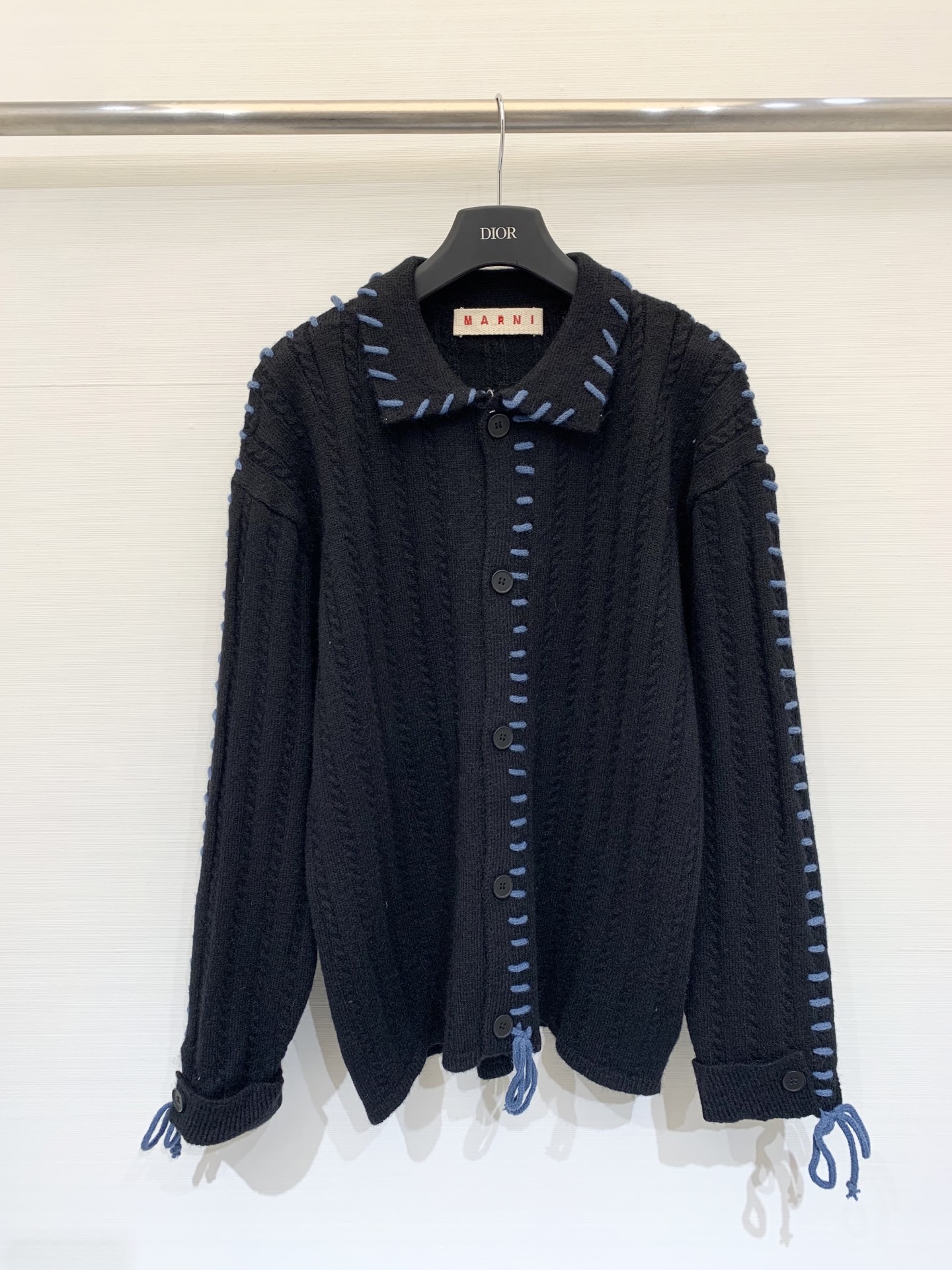 NO:504291,Marni 25 autumn and winter new style, bright thread sewn wool cardigan jacket, contrasting color, bright thread design, loose style, slimming and age reduction, very distinctive, both colors, one size P,,marni, jackets & coats,alexander wang19860909Marni 25秋冬新款 明线缝制毛织开衫外套 撞色明线设计 宽松版型显瘦减龄 非常有特点 两色均码 P,,marni,jackets & coats,alexander wang,Women's clothing