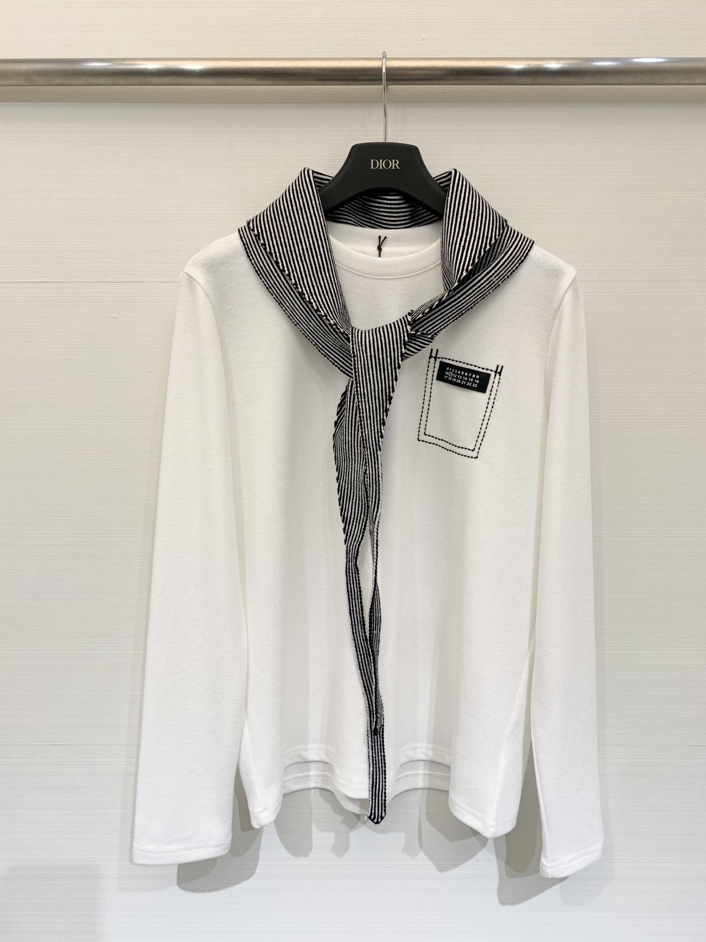 NO:505419,MM6 25 autumn and winter new style striped shawl round neck long sleeve T-shirt shawl design also tied at the waist unlock various ways to wear it. The bright line logo design on the chest highlights the brand tone. Minimalist and high-end white and black. Size sm,,masion margiela,tees,t-shirt,shawls,alexander wang19860909MM6 25秋冬新款 条纹披肩圆领长袖T恤 披肩设计 也系腰处 解锁各种穿法 胸前明线logo设计 彰显品牌调性 极简高级 白色黑色 码数sm,,masion margiela,tees，t-shirt,shawls,alexander wang,Women's clothing