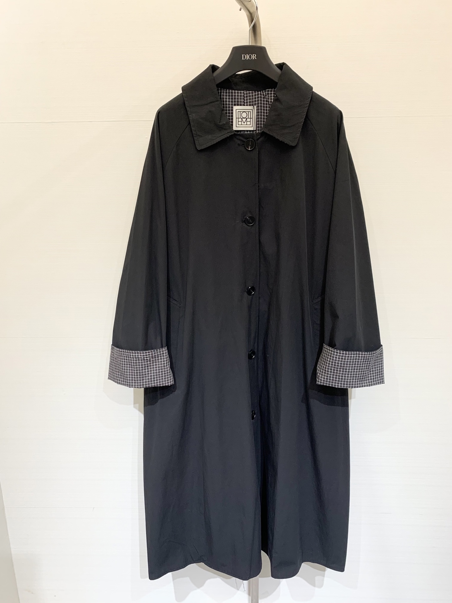 NO:504303,Toteme 25 autumn and winter new style, retro simple twill plaid double-sided windbreaker jacket, front and back, loose straight-tube style is good for body shape, can create a casual and comfortable atmosphere, paired with shorts and other bottoms, easily create a casual and fashionable daily look. Both colors are one size, shorts, jackets & coats, alexander wang19860909Toteme 25秋冬新款 复古简约斜纹格子双面穿风衣外套 正反面可穿 宽松直筒版型对身材包容性好 能营造出随性自在的氛围 搭配短裤等下装 轻松打造出休闲又时尚的日常造型 两色均码,,shorts,jackets & coats,alexander wang,Women's clothing